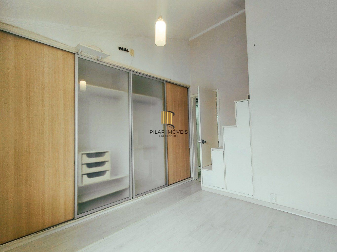 Casa em condomínio com 2 dormitórios e 2 garagem em Branco em Canoas.