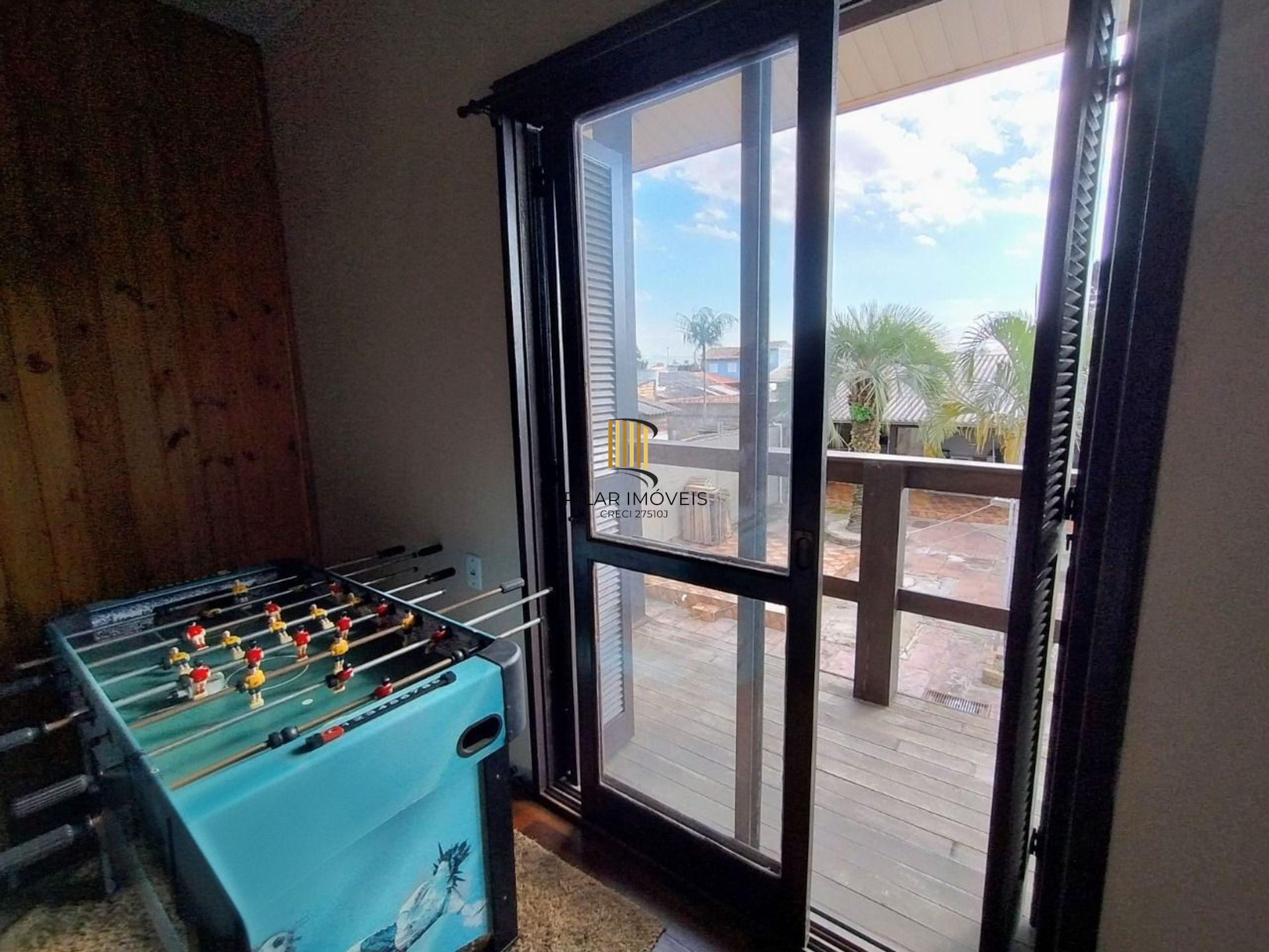Casa de 4 dormitórios e 4 vagas de garagem em Canoas.