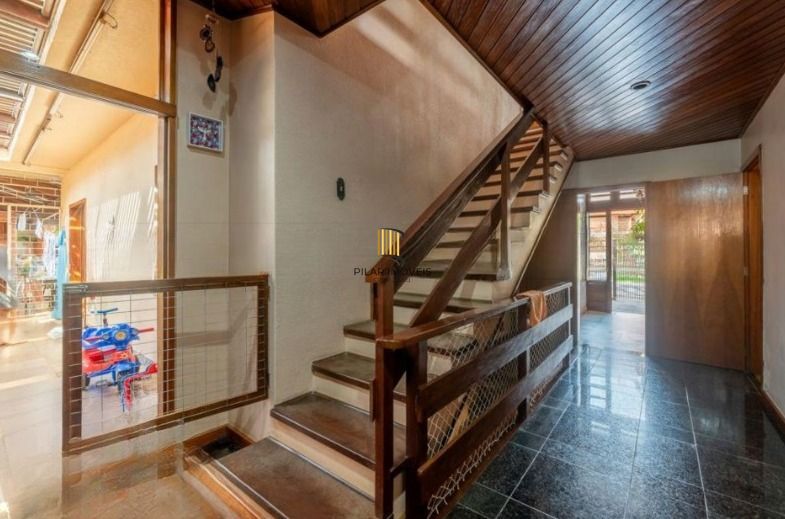 Casa semi mobiliada de 4 quartos e  4 vagas no bairro Chácara das Pedras.