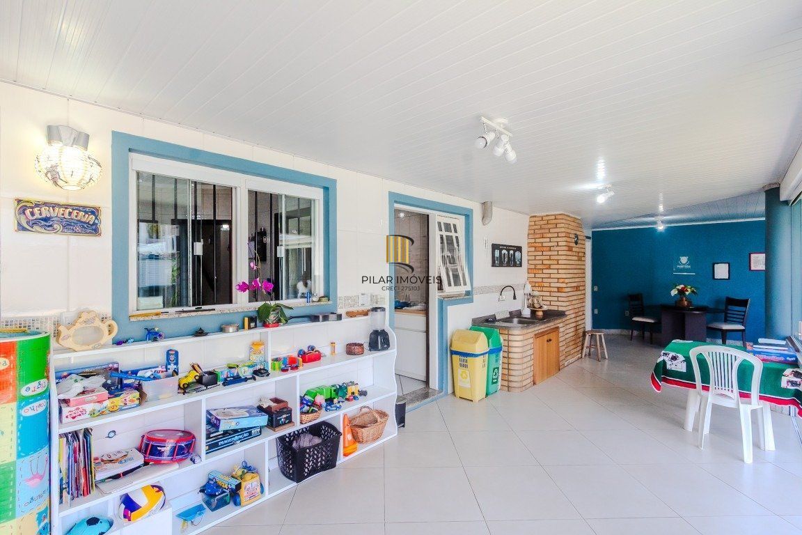 Casa de 4 dormitórios, sendo 1 suíte e 4 vagas de garagem em Canoas.