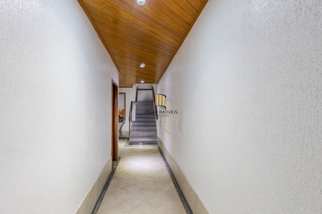 Cobertura com 4 quartos, 1 suíte e 2 vagas no bairro Passo da Areia.