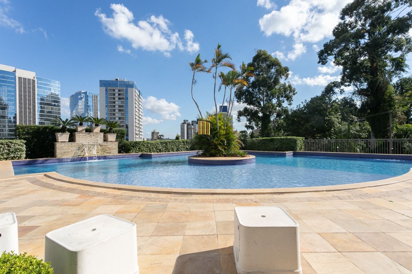 Apartamento com 3 quartos(1 suíte) e 2 vagas de garagem no Bairro Petrópolis