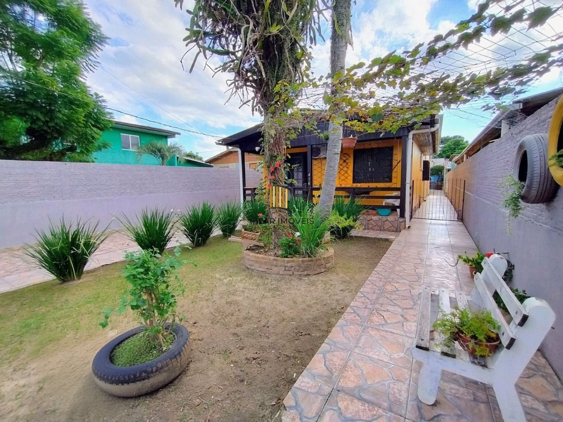 Casa de 4 dormitórios e 4 vagas de garagem em Canoas.
