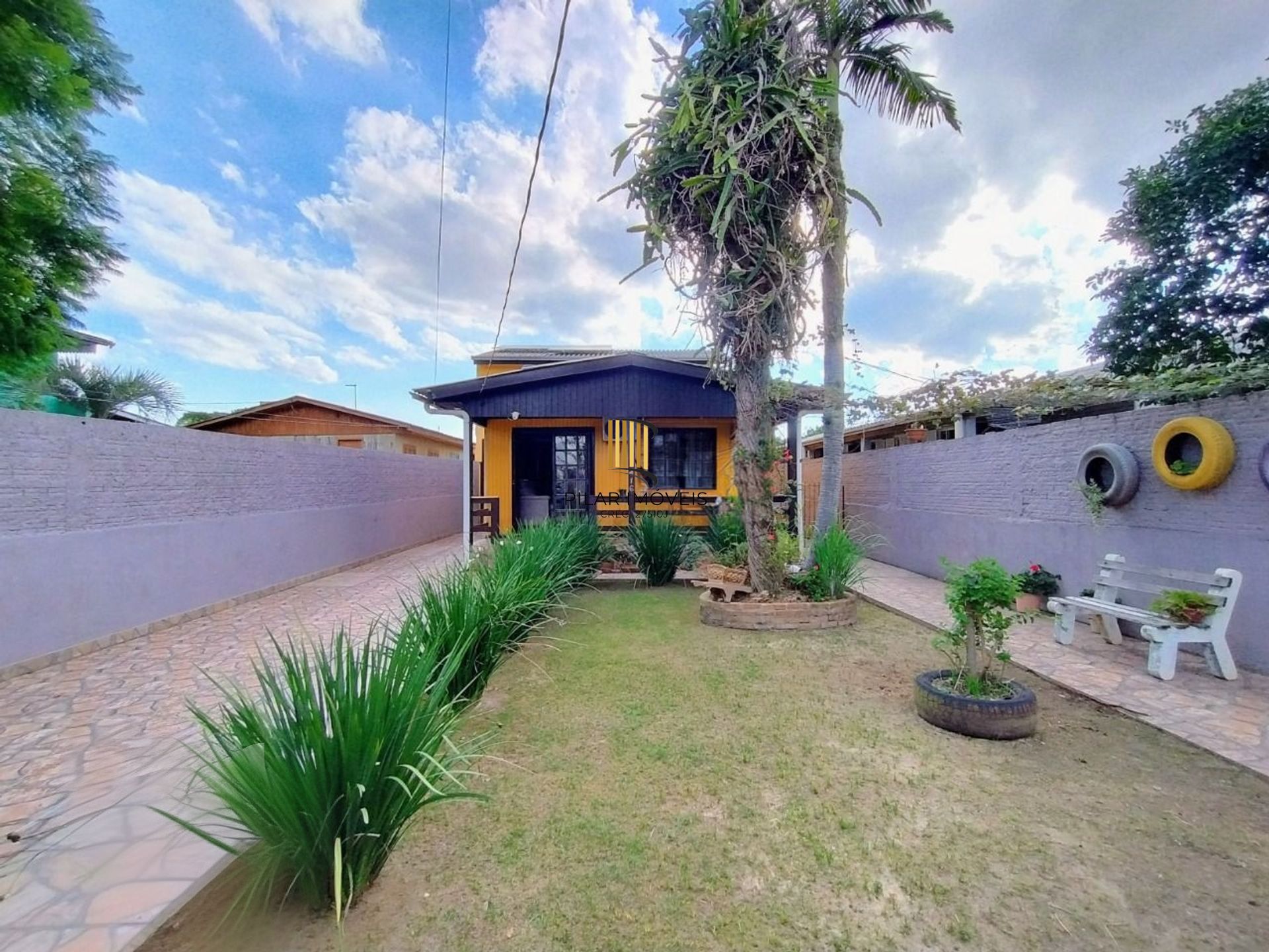 Casa de 4 dormitórios e 4 vagas de garagem em Canoas.