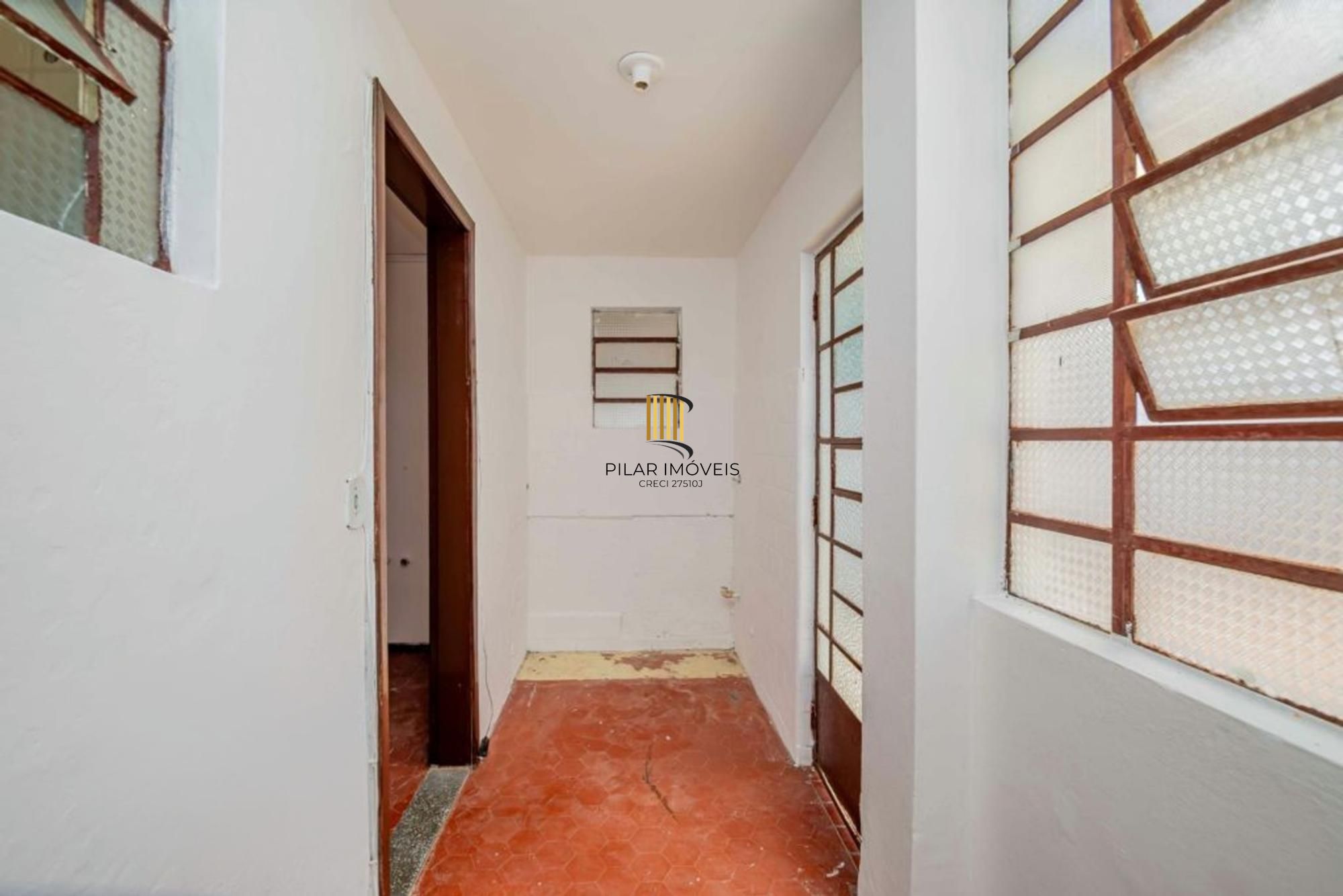 Casa de 2 dormitórios, churrasqueira, pátio, 4 vagas no bairro Ipanema