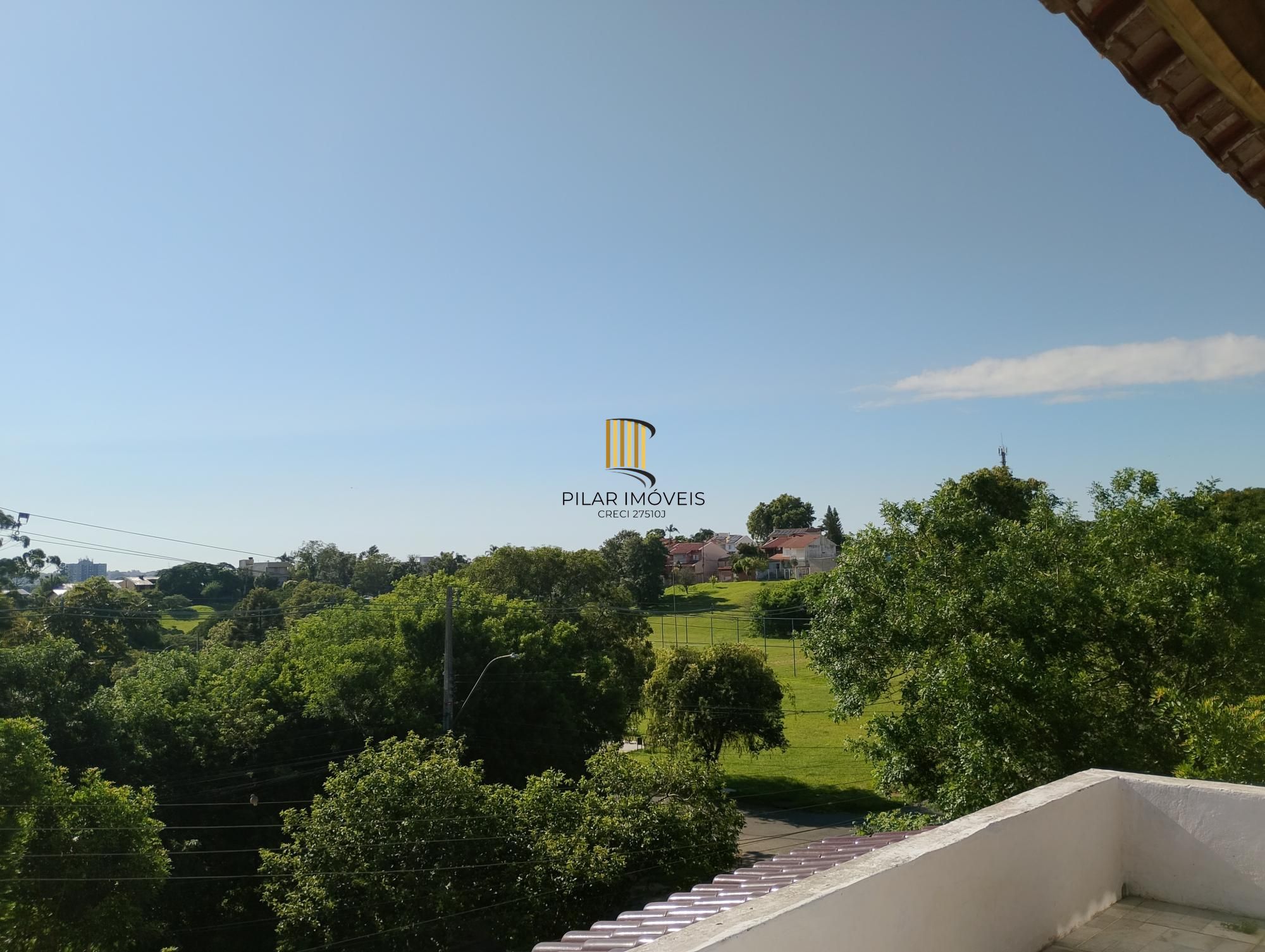 Casa com 3 quartos, 4 vagas de garagem e com pátio no bairro Parque Santa Fé