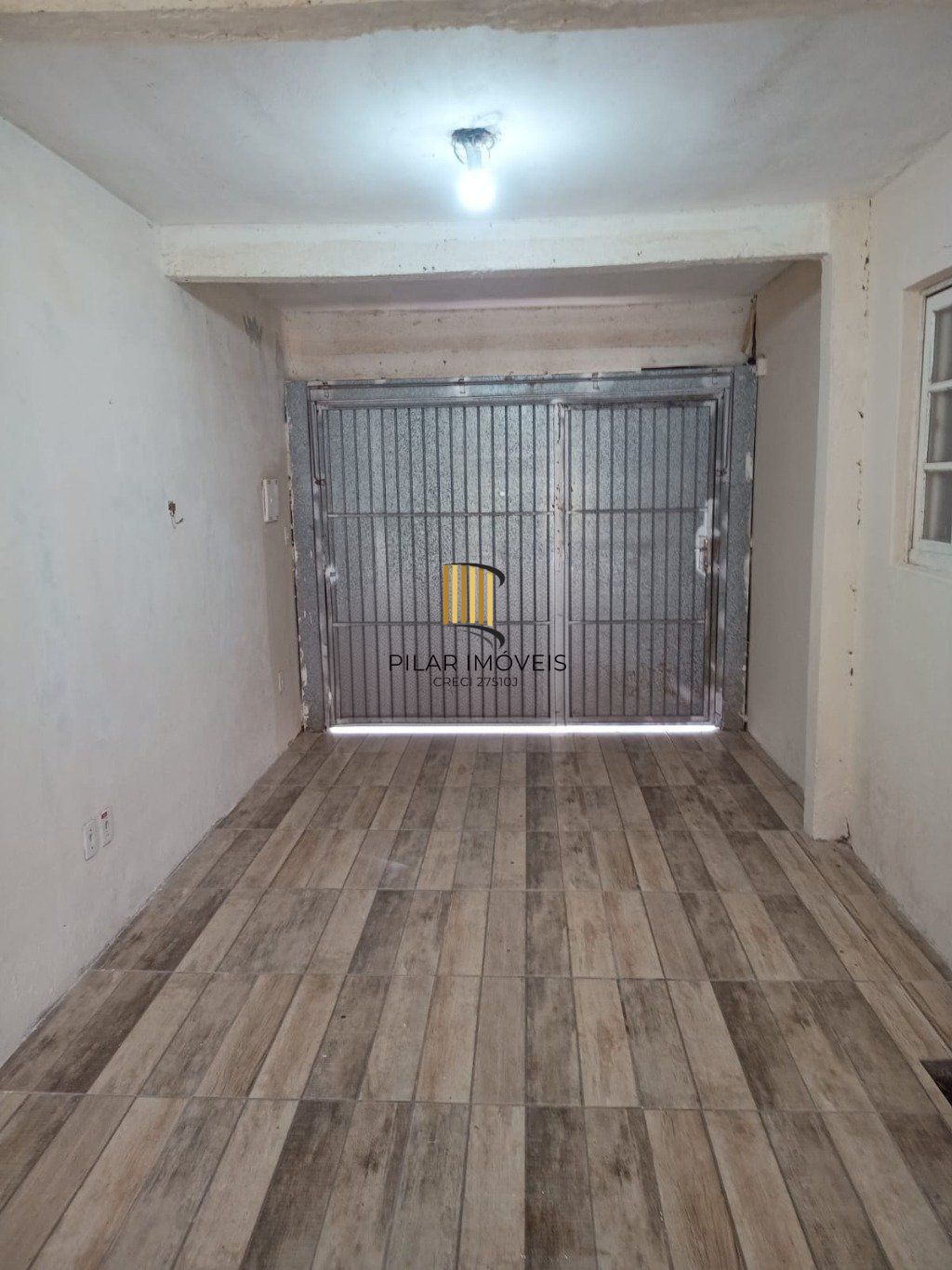 Casa com 2 dormitórios e 2 vagas de garagem em Canoas.