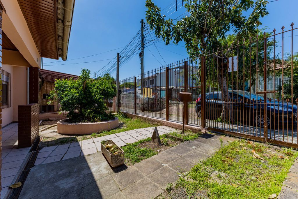 Casa com 3 Quartos e 2 vagas no Bairro Morro Santana