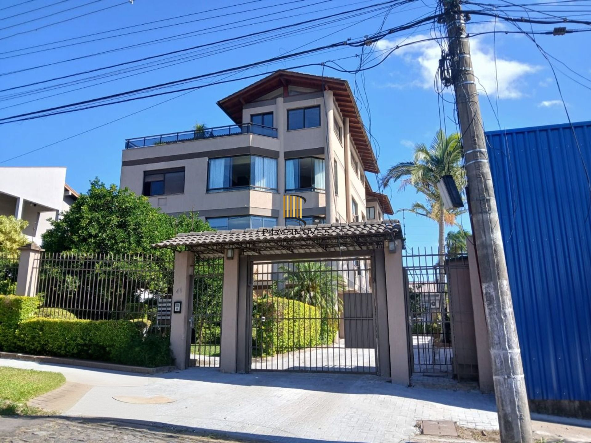 Cobertura com 4 quartos, 1 suíte, 4 vagas e elevador no bairro Igara Canoas.