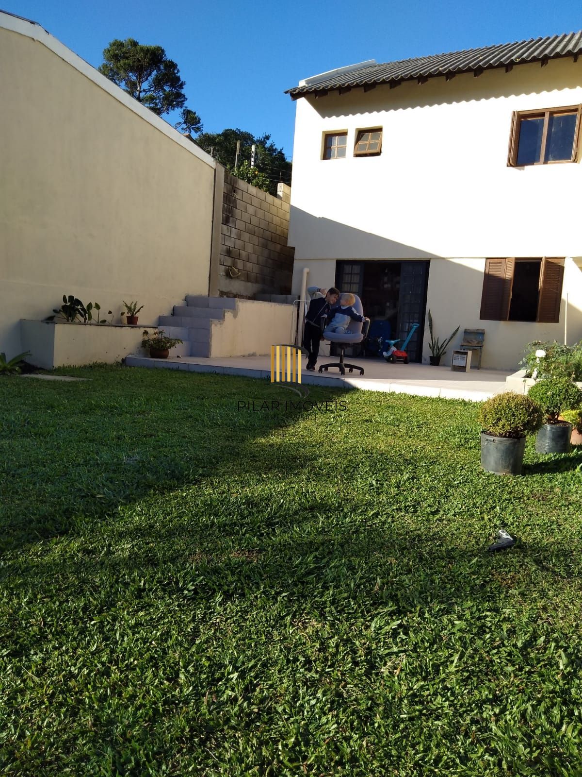 Casa de 2 quartos, churrasqueira, pátio, 2 vagas no bairro Lomba do Pinheiro