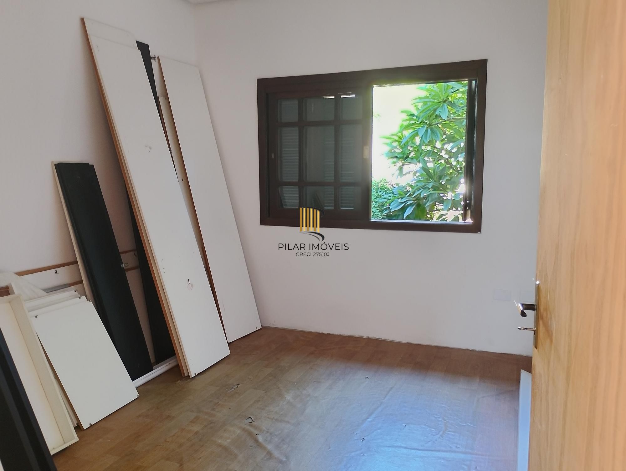 Casa com 3 quartos, 4 vagas de garagem e com pátio no bairro Parque Santa Fé