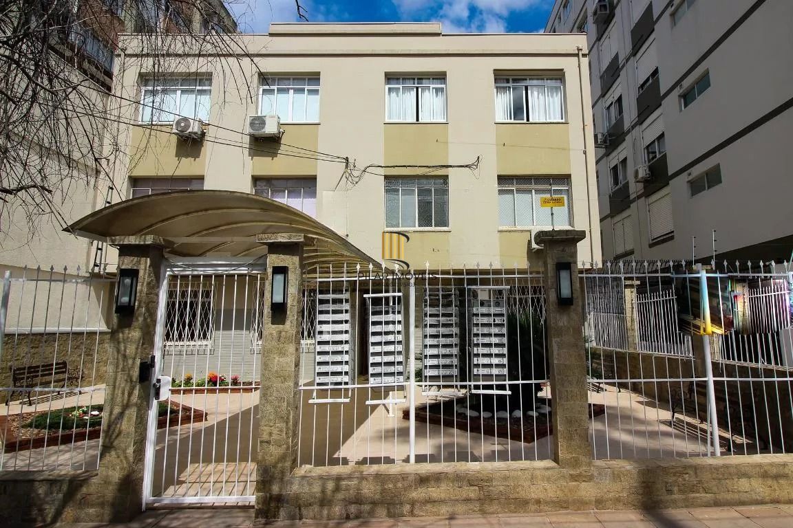 Apartamento com 2 quartos, portaria 24 horas no bairro Menino Deus.