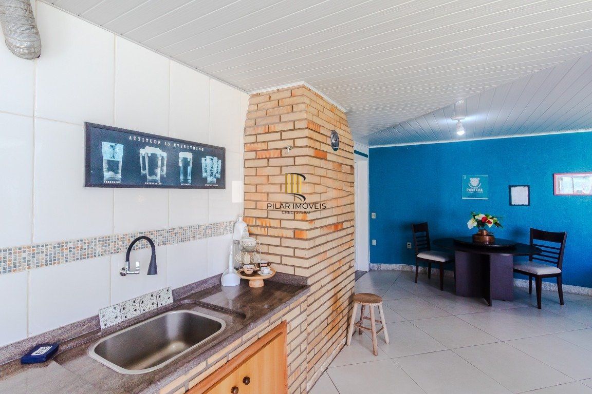 Casa de 4 dormitórios, sendo 1 suíte e 4 vagas de garagem em Canoas.