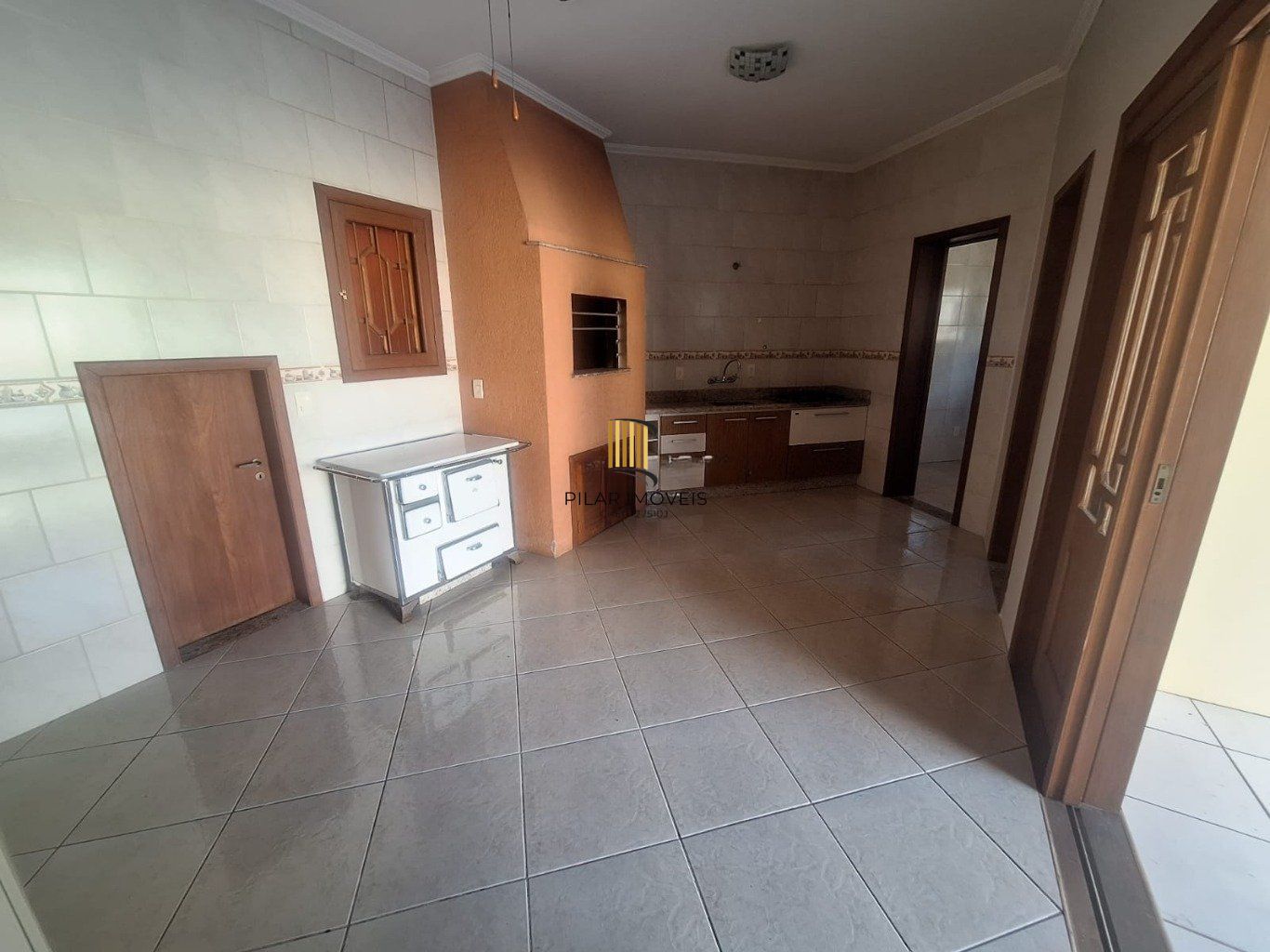 Casa 5 dormitórios, 1 suíte,  piscina e 2 vaga de garagem em Canoas.