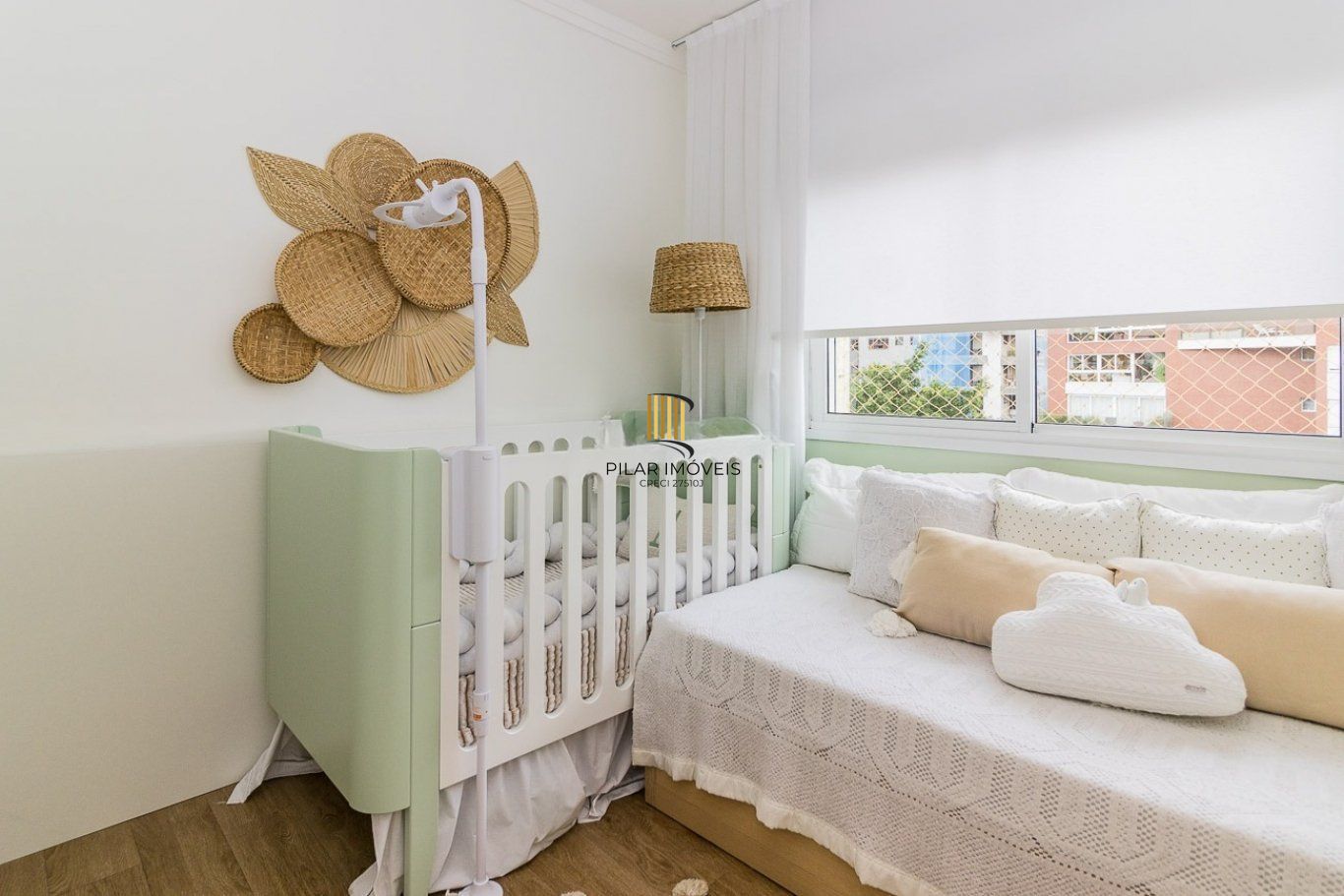 Apartamento com 2 quartos (1 suíte) e 2 vagas de garagem no Bairro Mont Serrat.