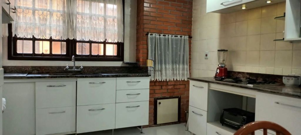 Casa com 3 quartos, 3 banheiros, churrasqueira no bairro Jardim São Pedro.