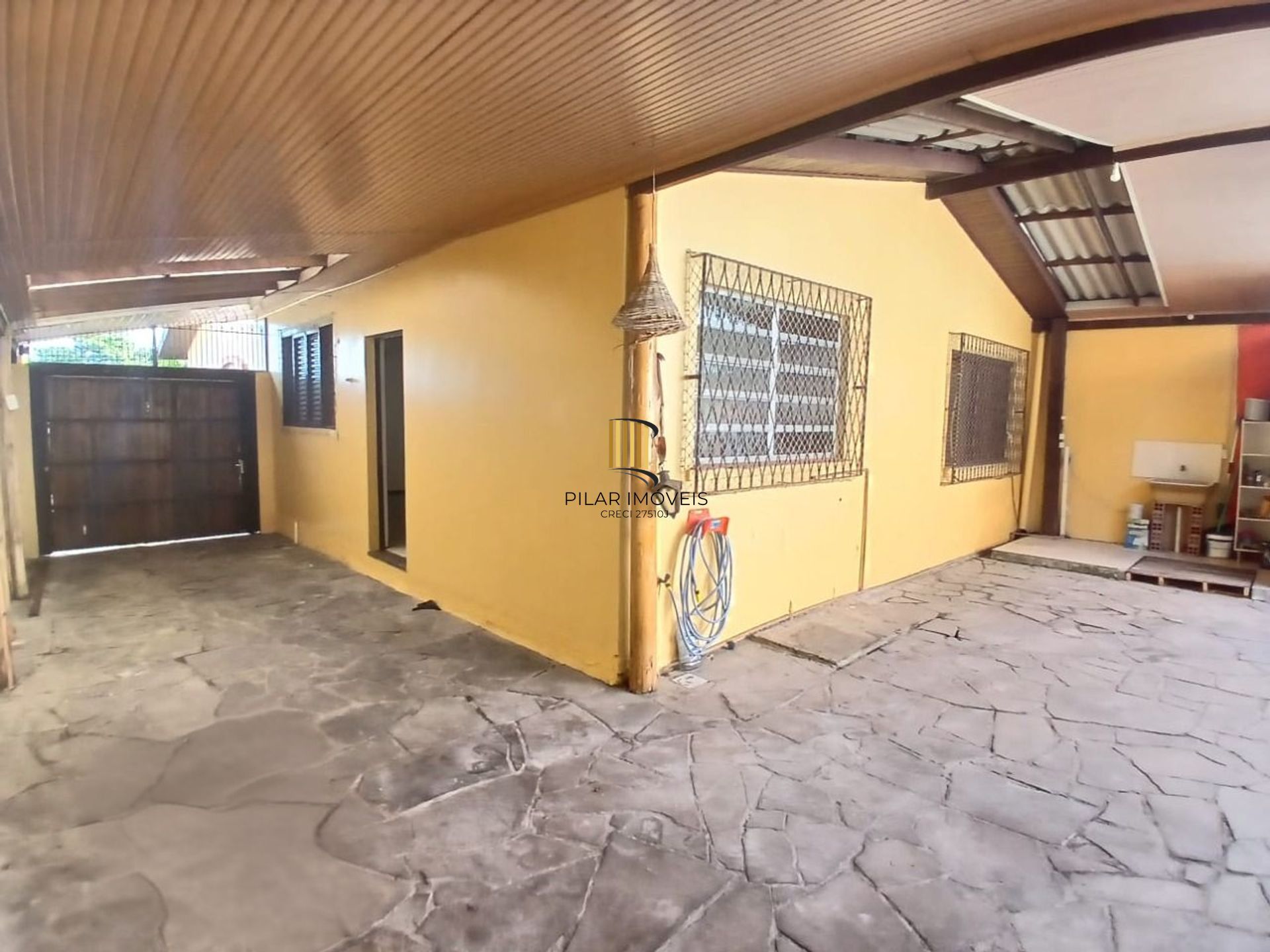 Casa de 3 dormitórios, piscina e 4 vagas de garagem em Canoas.