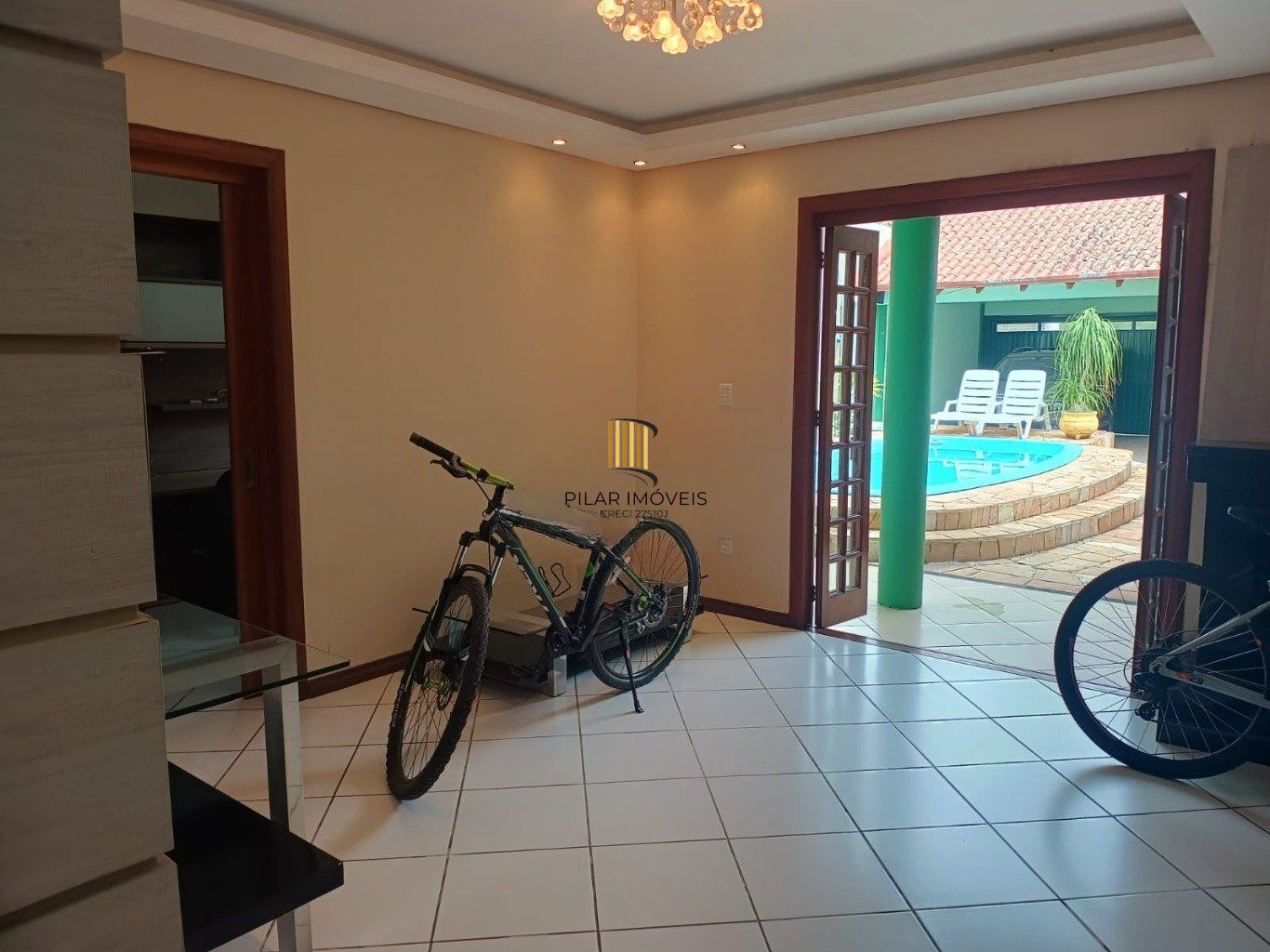 Casa semi mobiliada de 224m² com 3 quartos, 2 vagas de garagem em Canoas.