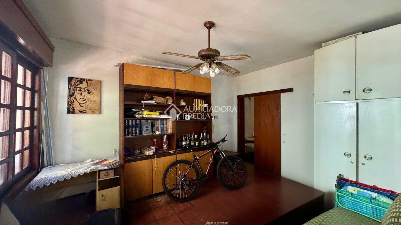 Casa com 350m², 4 quartos, 2 Suítes à venda em Azenha, Porto Alegre.