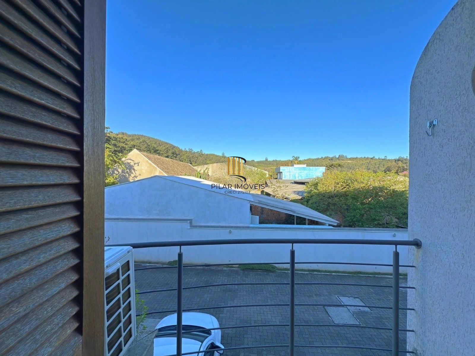 Casa com 2 quartos, 3 banheiros, pátio e churrasqueira no bairro Serraria