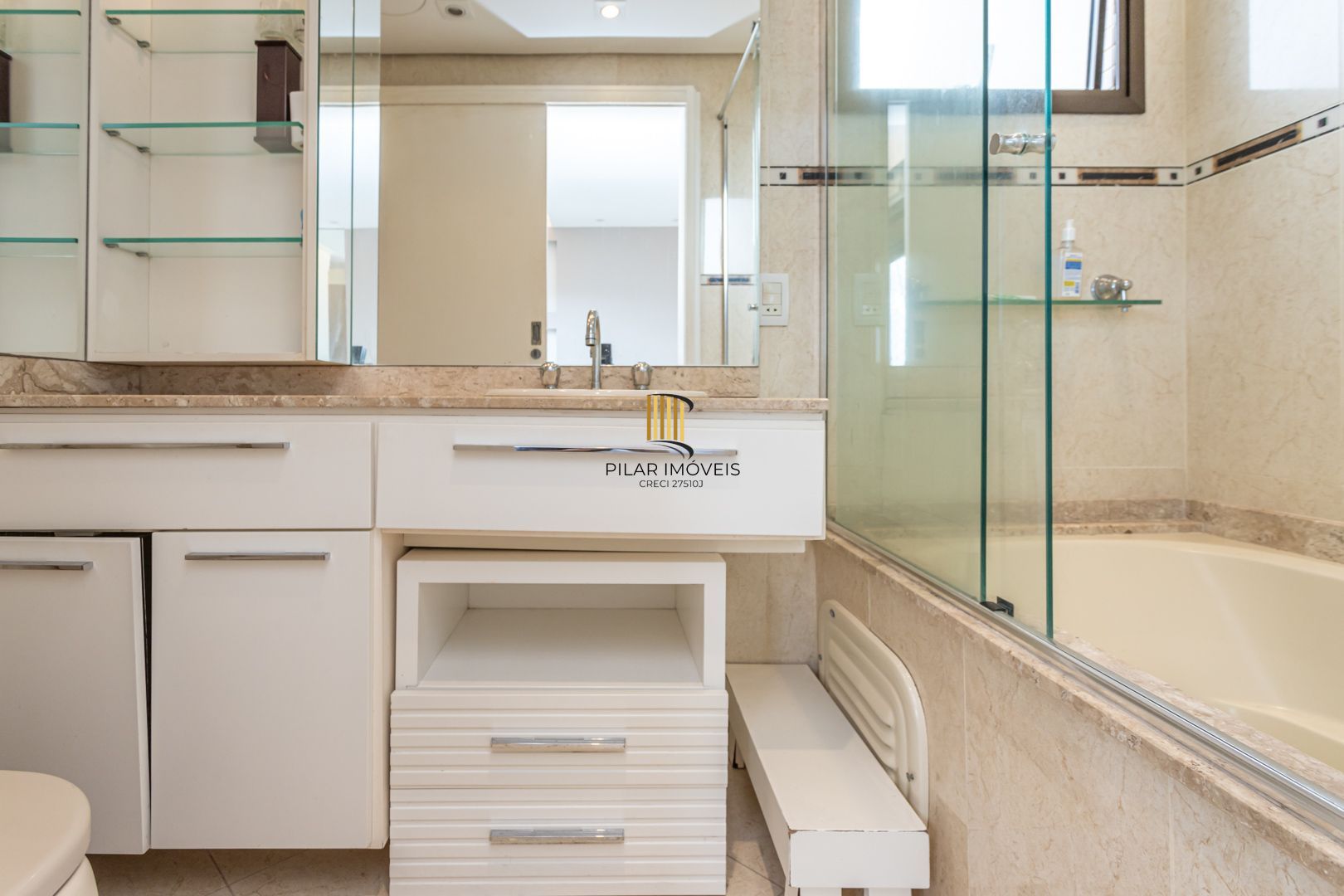 Apartamento de 97m², 2 dormitórios,1suíte, 3 vagas de garagem na rua Guararapes