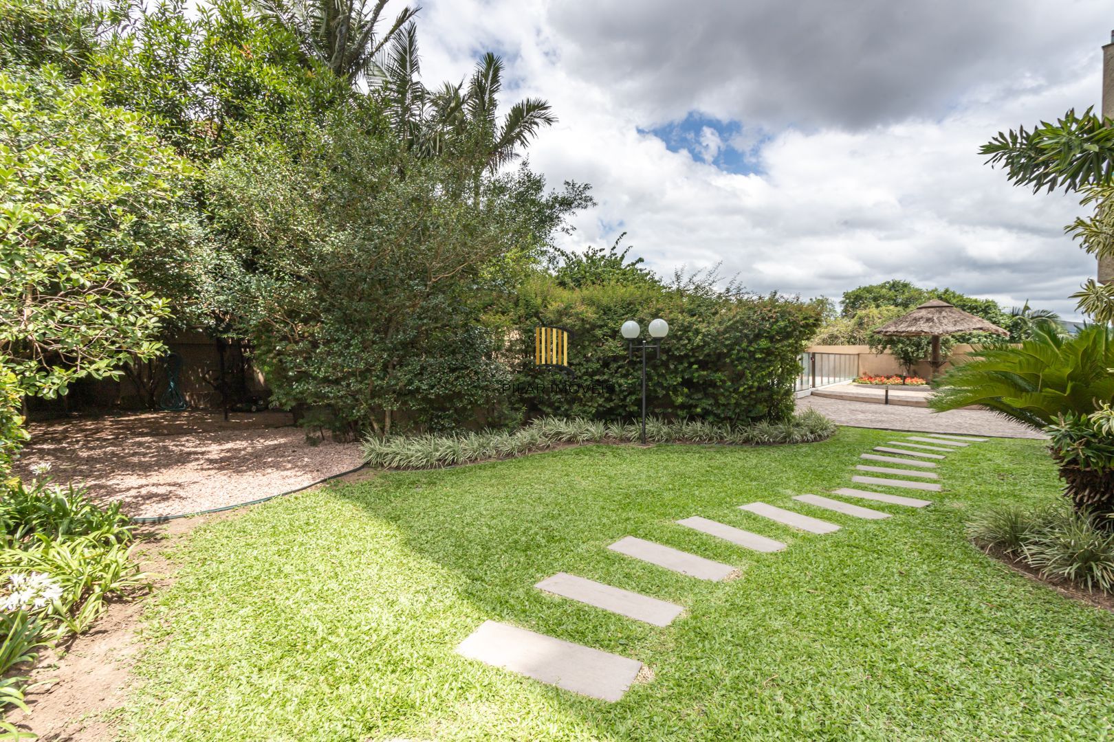 Apartamento de 97m², 2 dormitórios,1suíte, 3 vagas de garagem na rua Guararapes