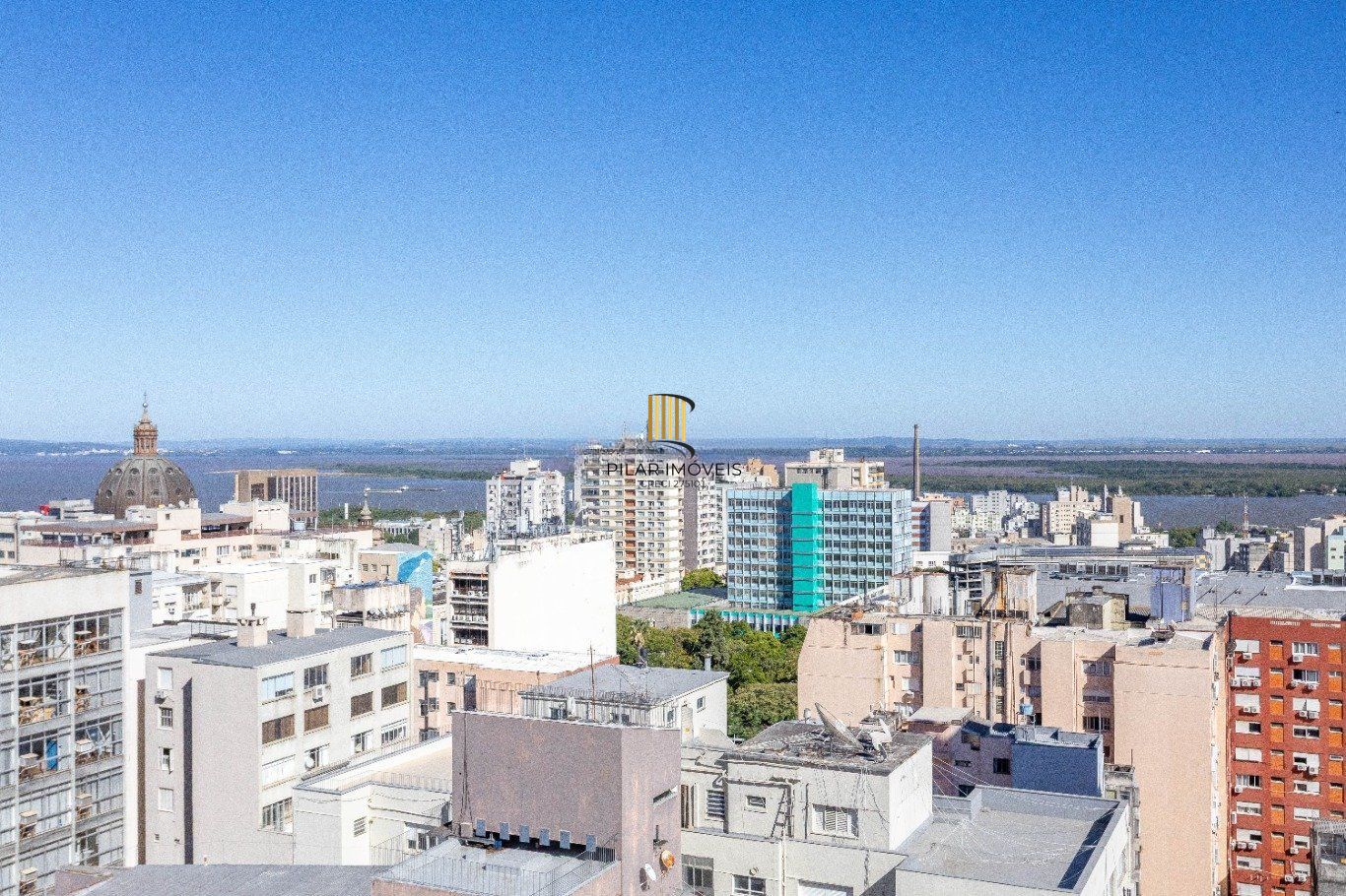 JK mobiliado com sacada e vista na Borges de Medeiros no Centro Historico