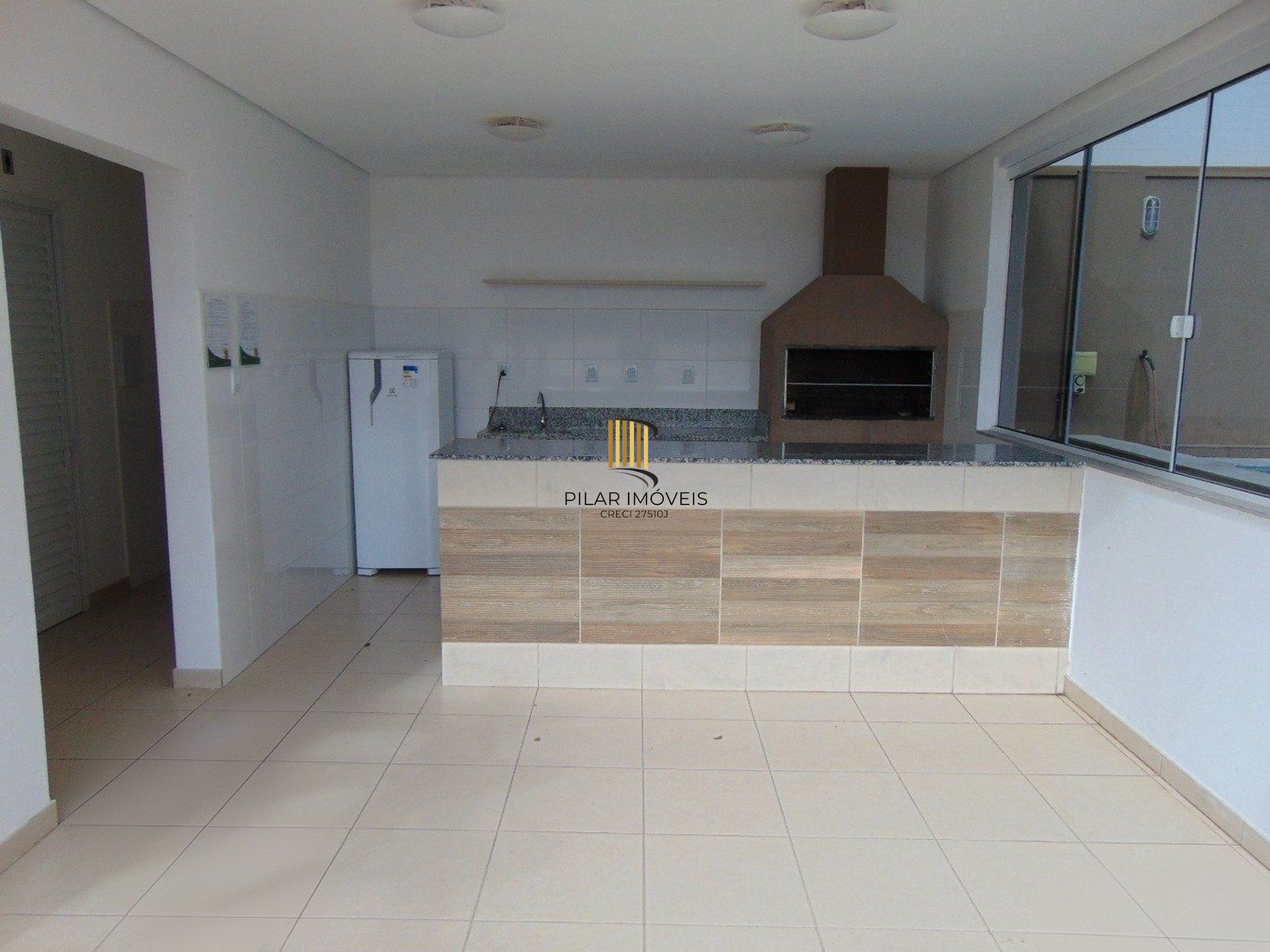 Apartamento de 2 dormitórios, elevador e 1 vaga de garagem em Canoas.