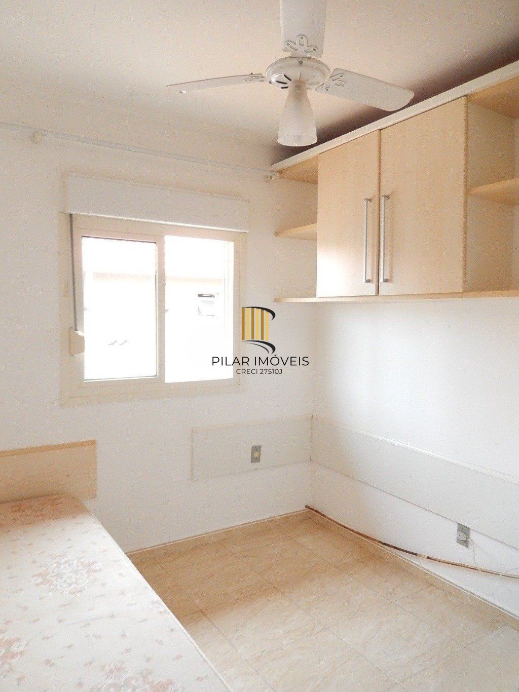 Casa em condomínio com 2 dormitórios, escada e 1 vaga de garagem.