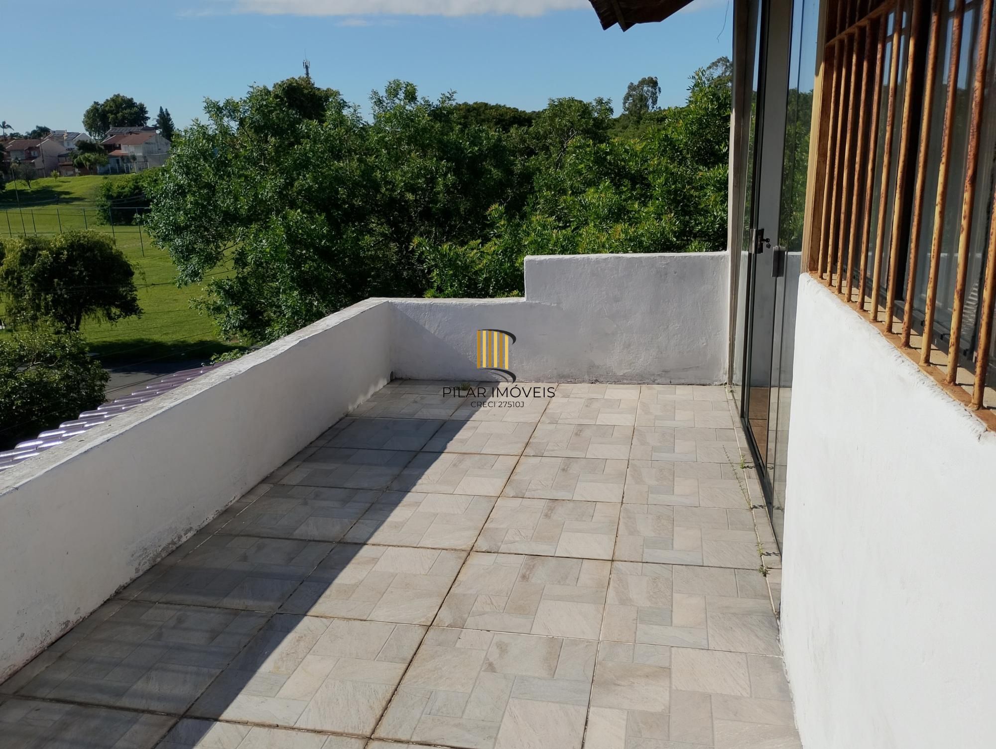 Casa com 3 quartos, 4 vagas de garagem e com pátio no bairro Parque Santa Fé