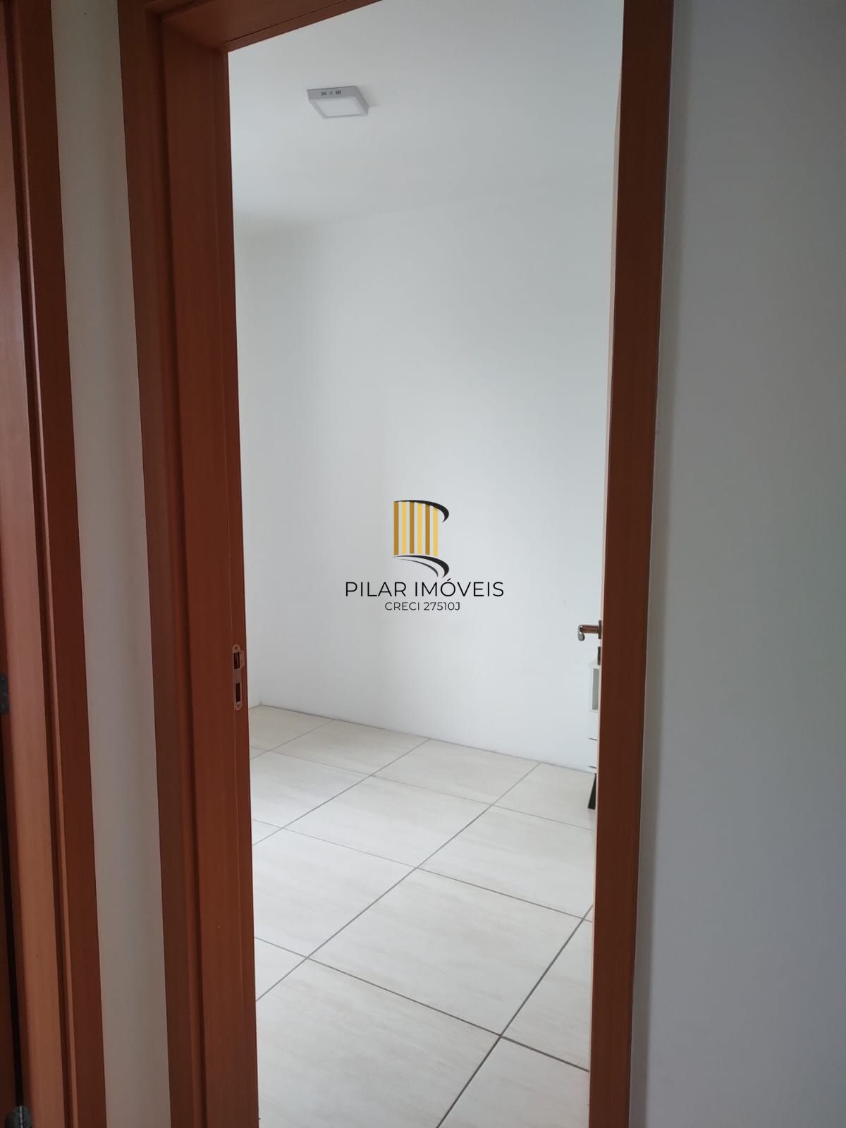 Apartamento 02 dormitórios com vaga, no bairro Humaitá.