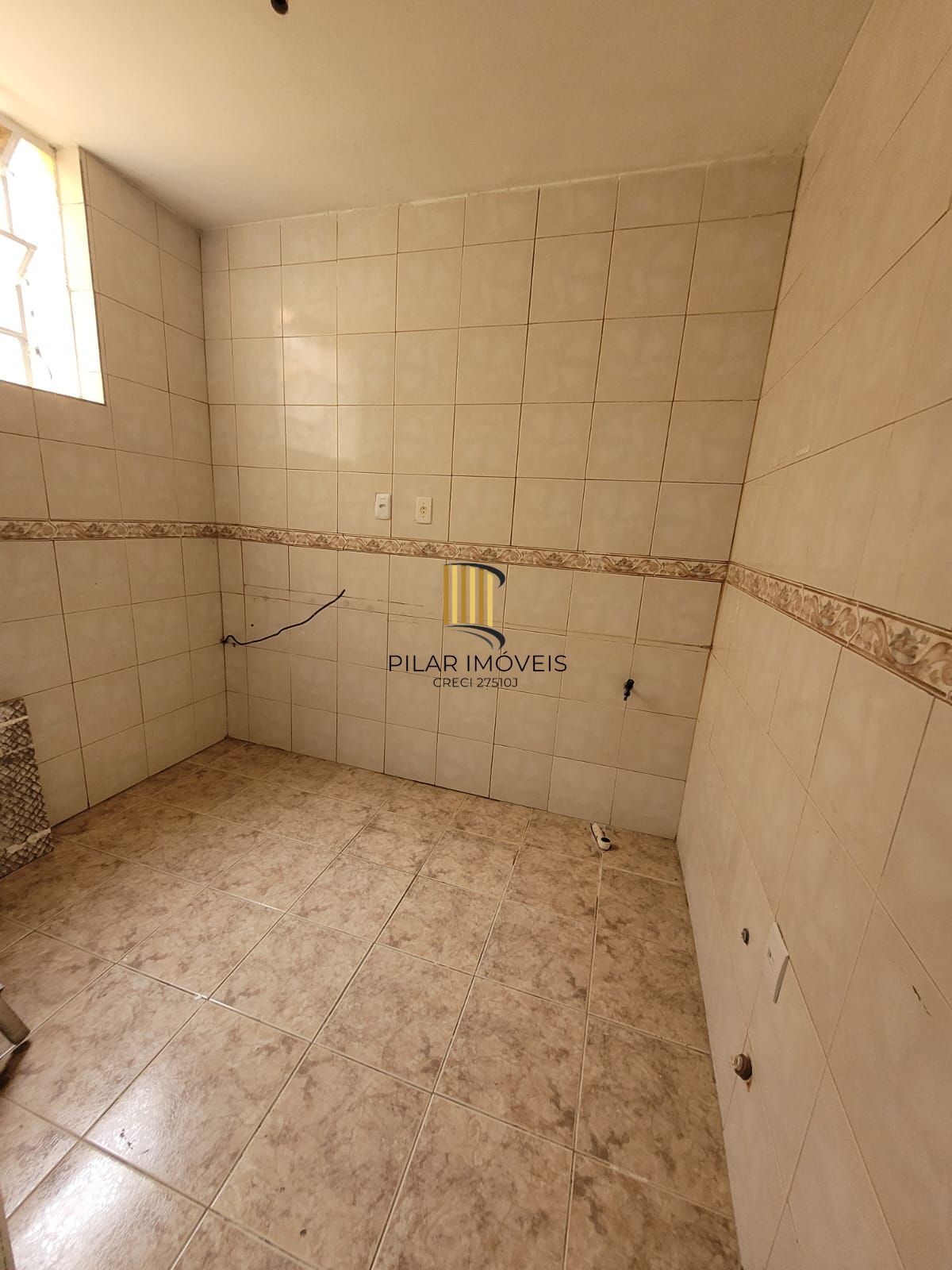 Vende apartamento de 2 dormitórios no Passo da Areia, condomínio ao lado do Conceição