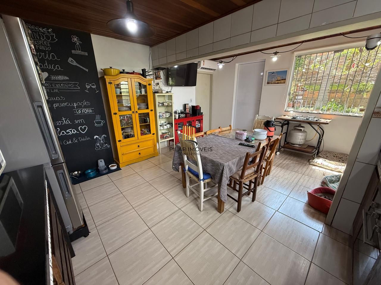 Casa com 03 dormitórios, sendo 02 suítes e garagem