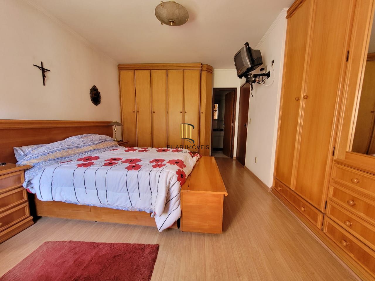 Casa térrea com 04 quartos e com 04 vagas de garagem