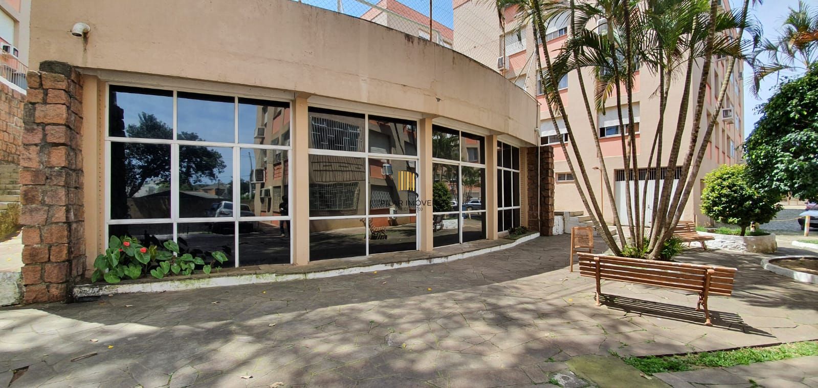 Apartamento com 02 dormitórios semi-mobiliado e um box de garagem