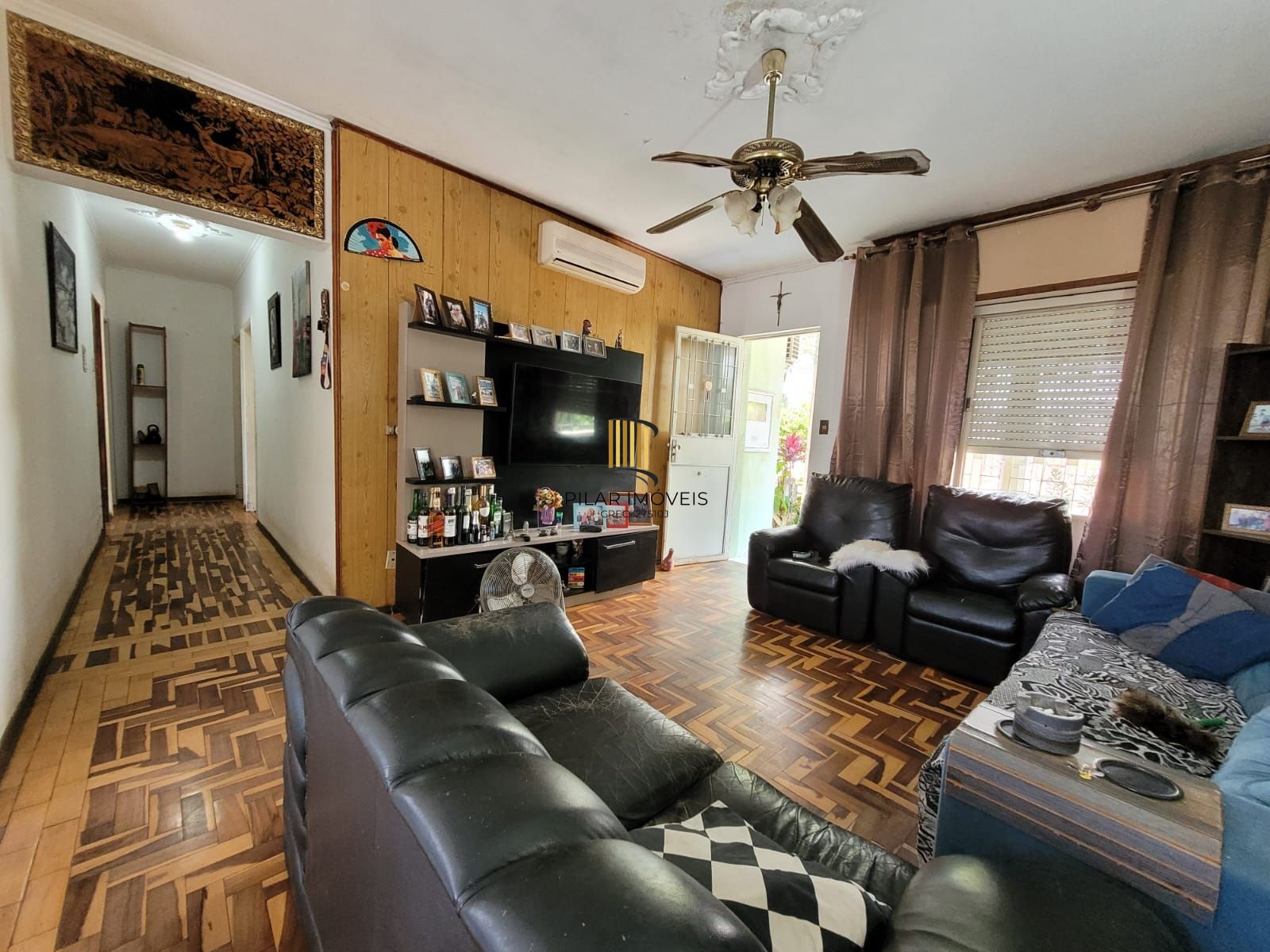 Casa térrea com garagem no subsolo e anexo