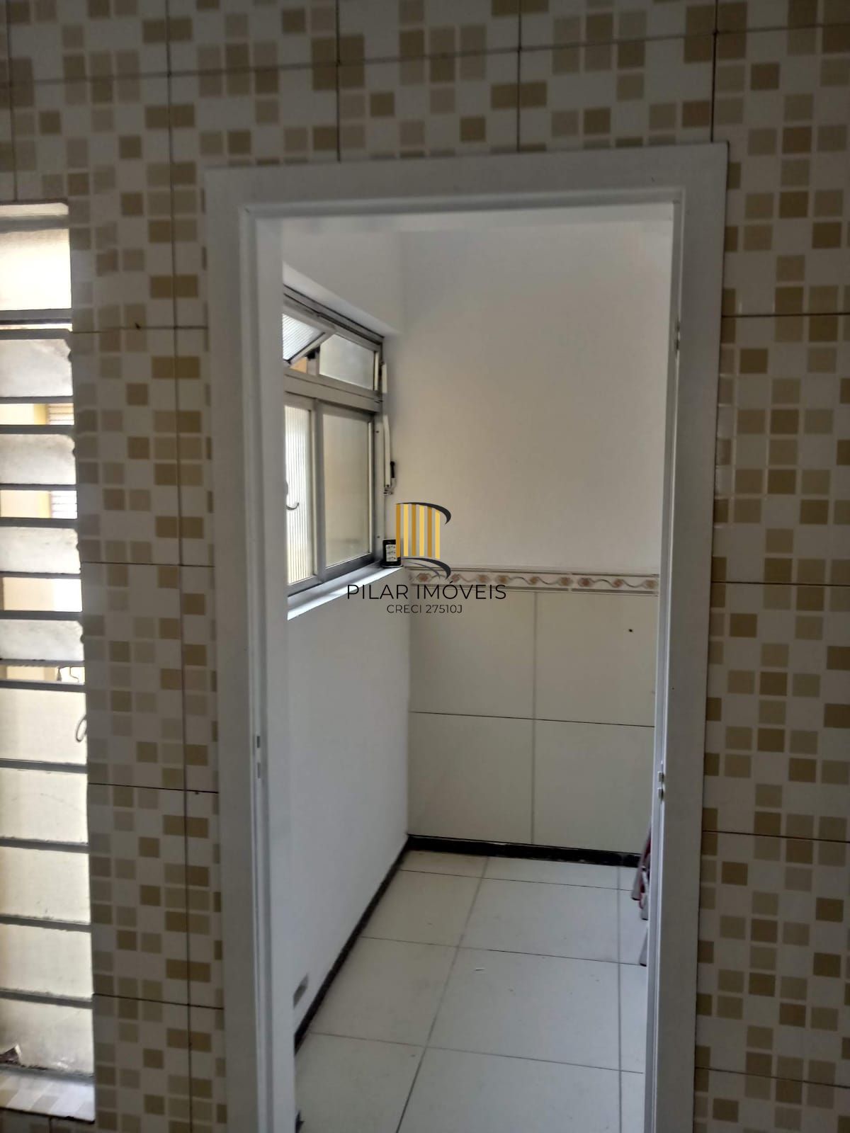 Apartamento com 02 dormitórios com vaga de garagem por convenção