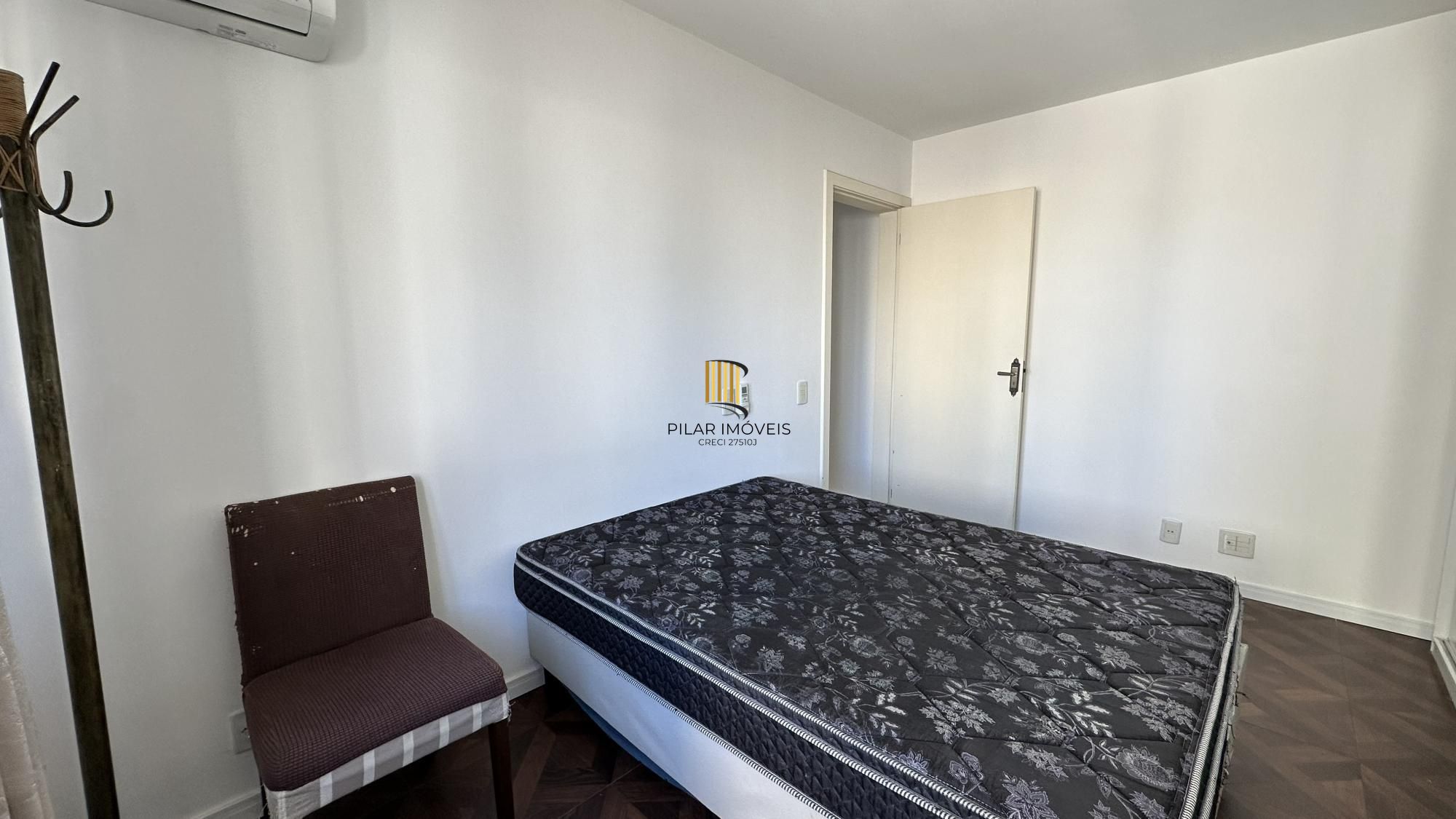 Apartamento com 02 dormitórios e vaga de garagem escriturada