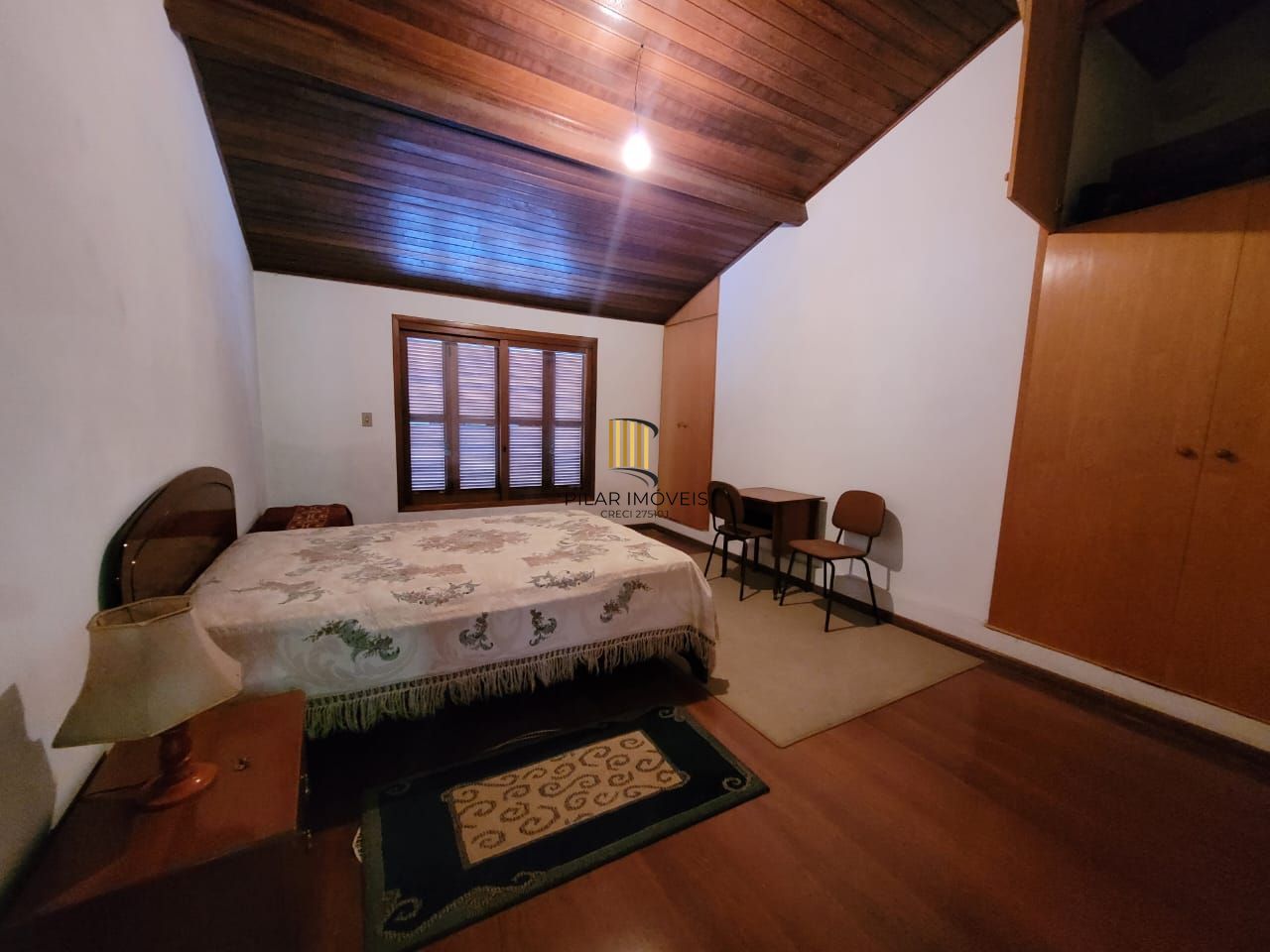 Casa térrea com 04 quartos e com 04 vagas de garagem