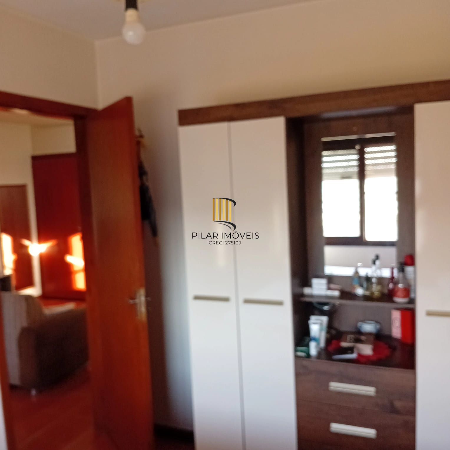 Apartamento 02 dormitórios com estacionamento