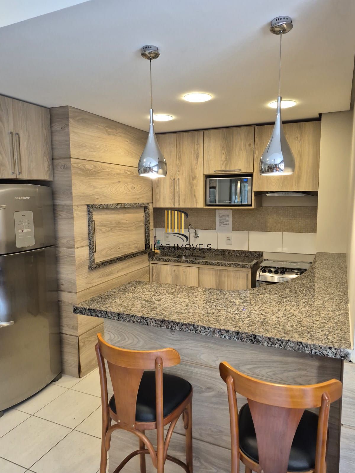 Apartamento mobiliado com 03 dormiórios, transformado em 02 e 02 vagas de garagem