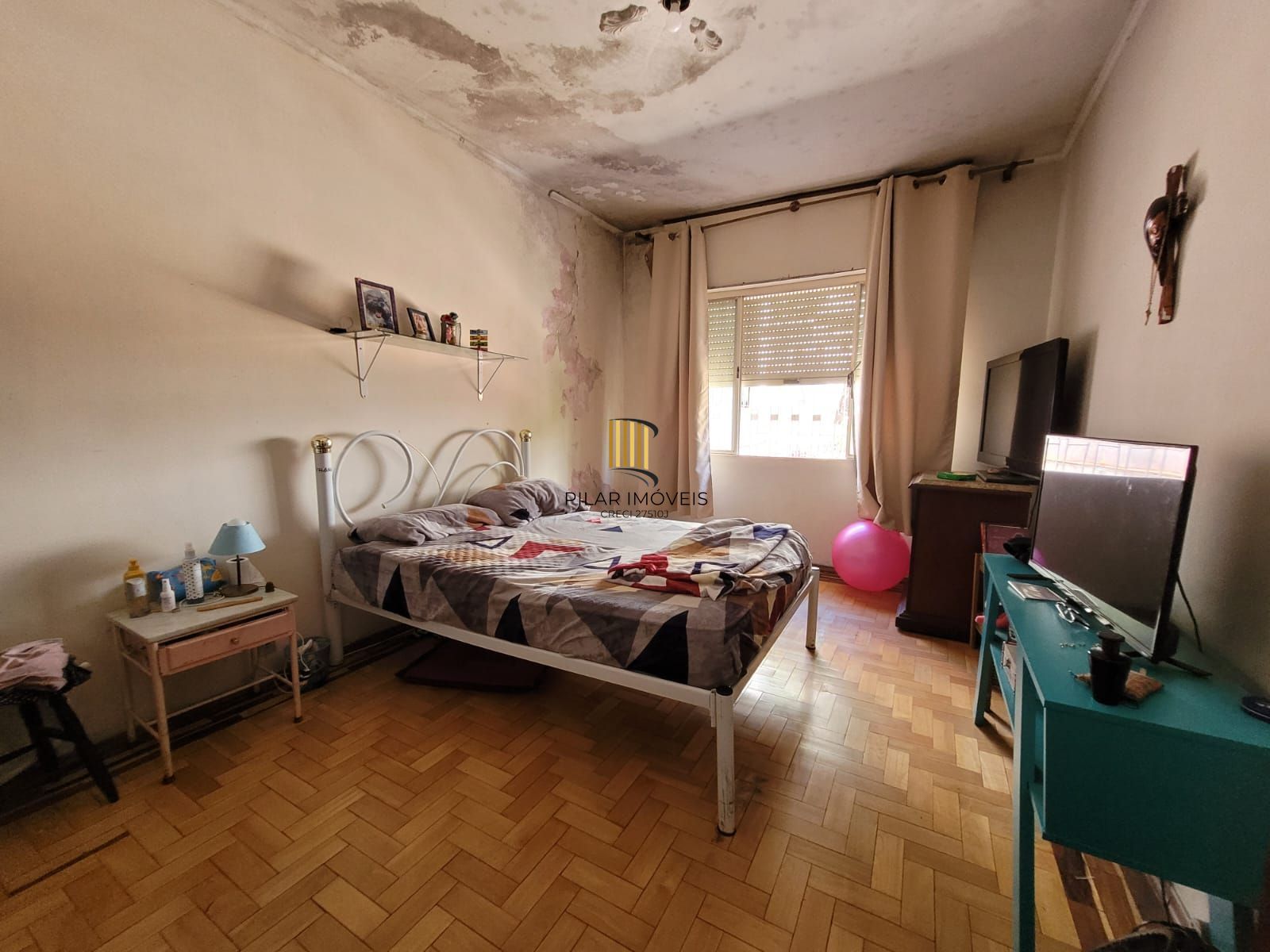 Casa térrea com garagem no subsolo e anexo