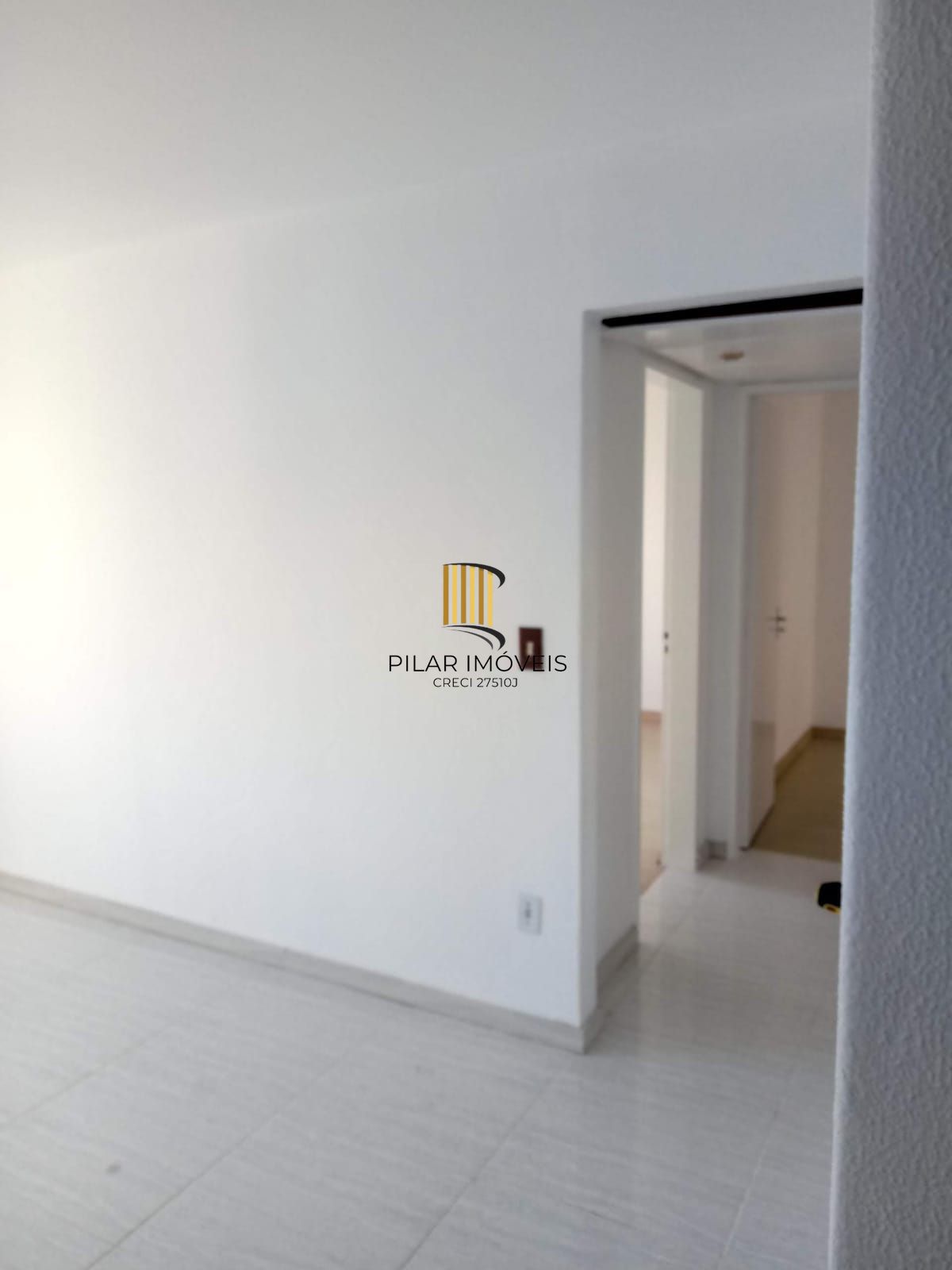 Apartamento com 02 dormitórios com vaga de garagem por convenção