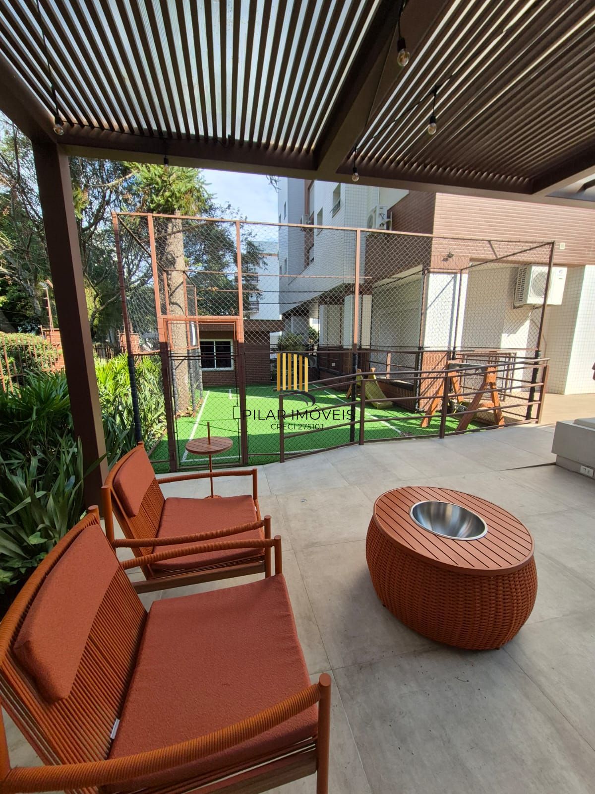 Apartamento mobiliado com 03 dormiórios, transformado em 02 e 02 vagas de garagem