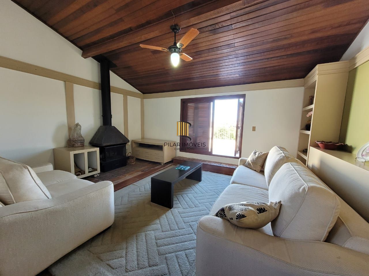 Casa térrea com 04 quartos e com 04 vagas de garagem