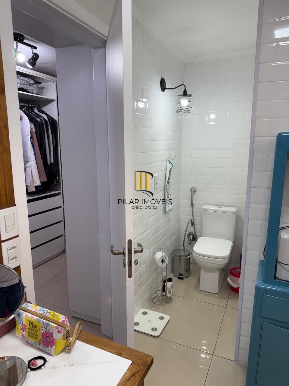 Casa com 03 dormitórios, sendo 02 suítes e garagem