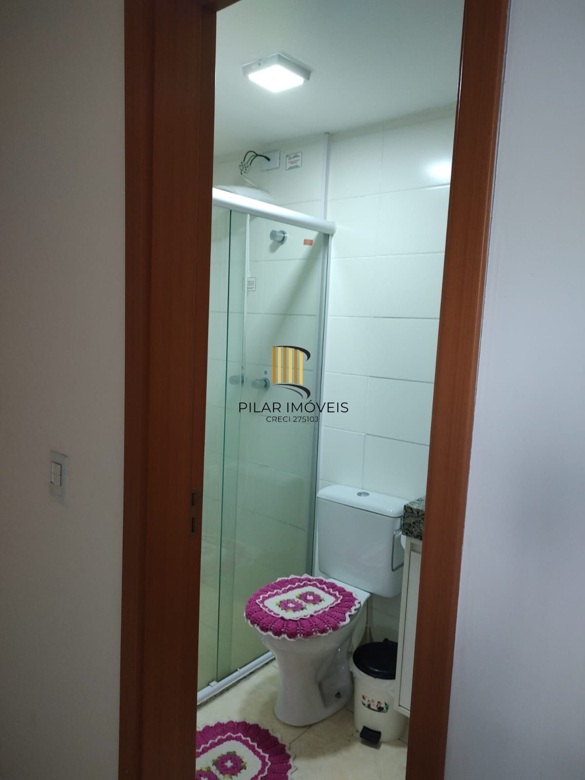 Apartamento 02 dormitórios com vaga, no bairro Humaitá.