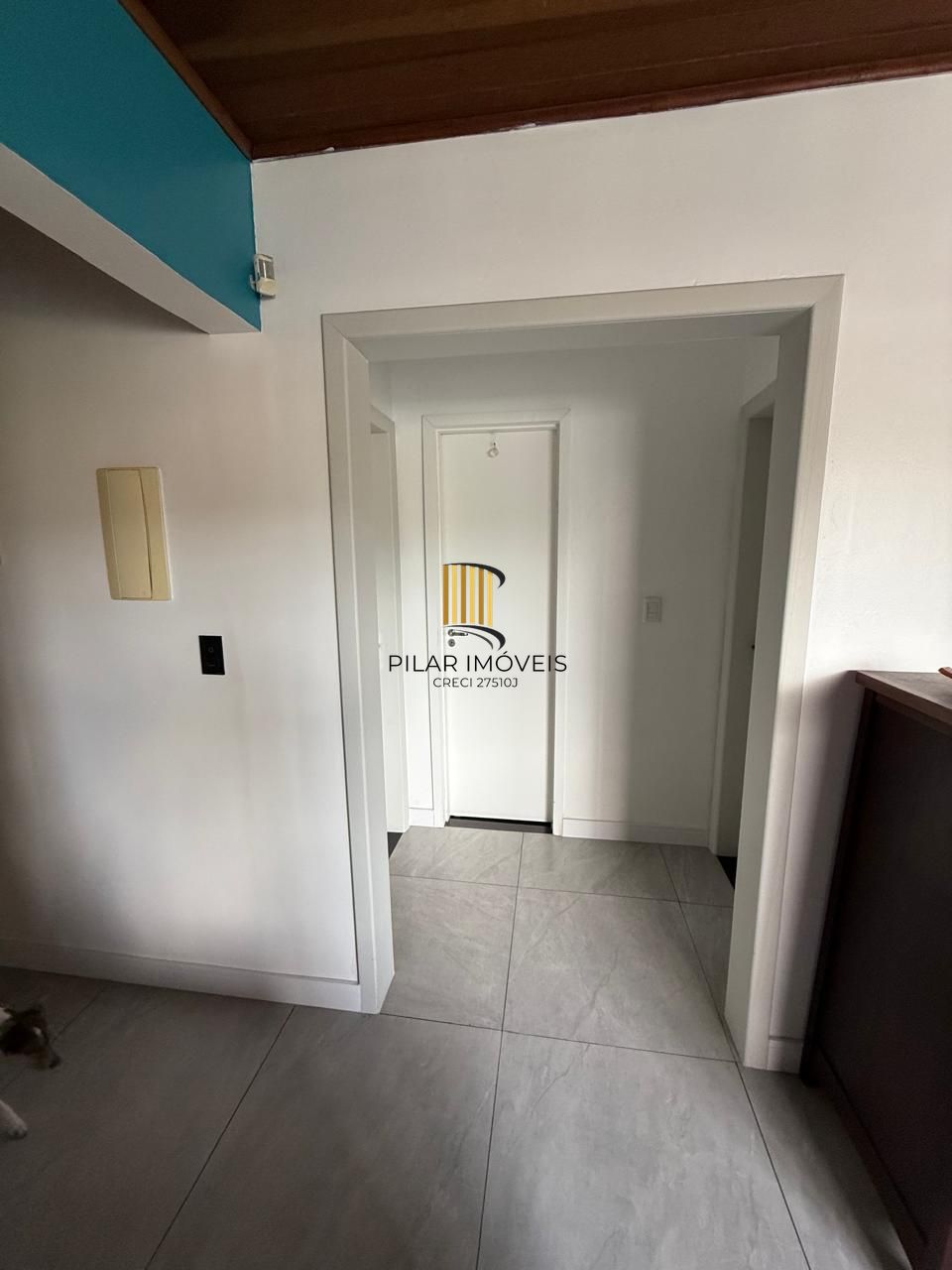 Casa com 03 dormitórios, sendo 02 suítes e garagem