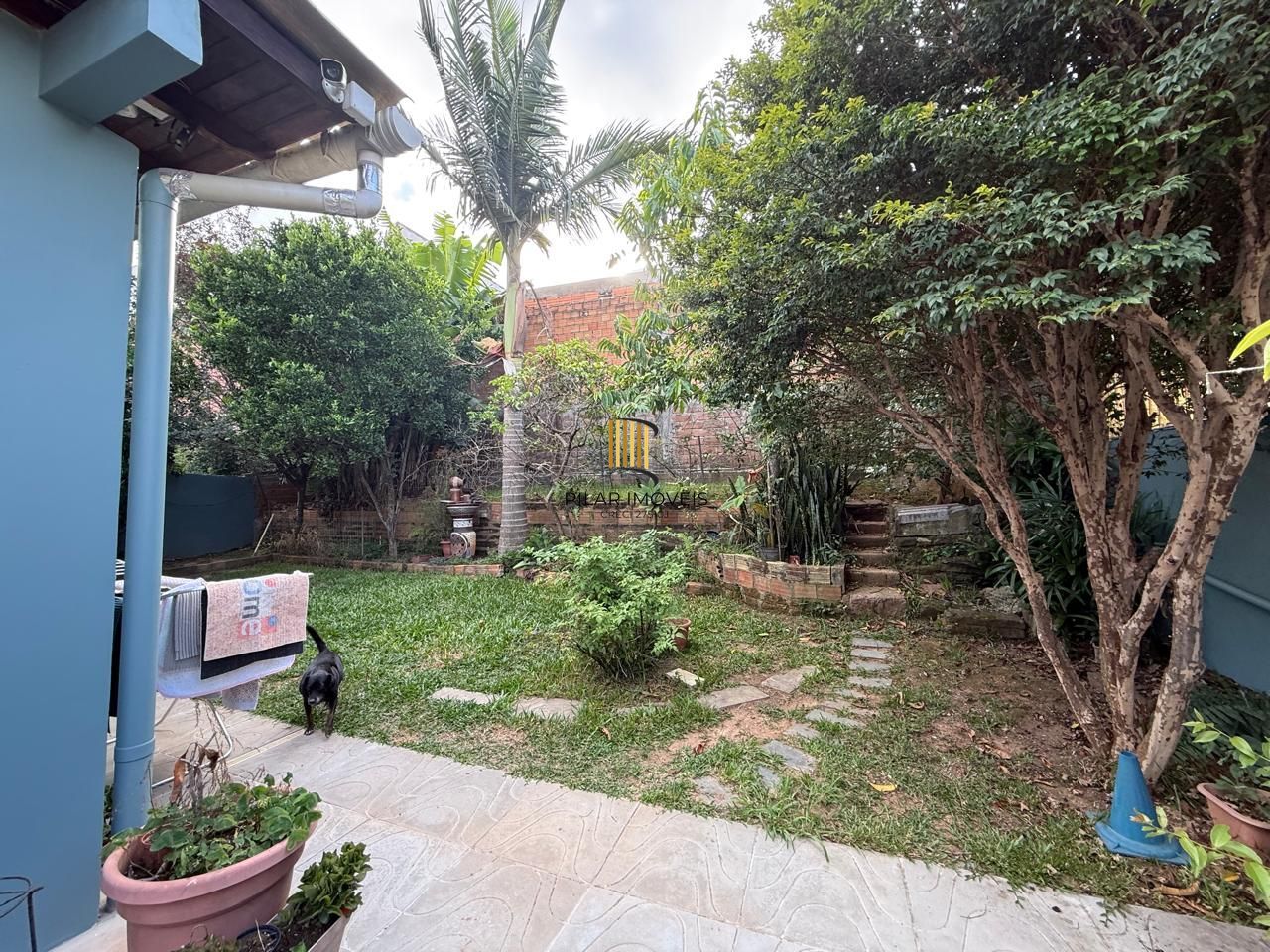 Casa com 03 dormitórios, sendo 02 suítes e garagem