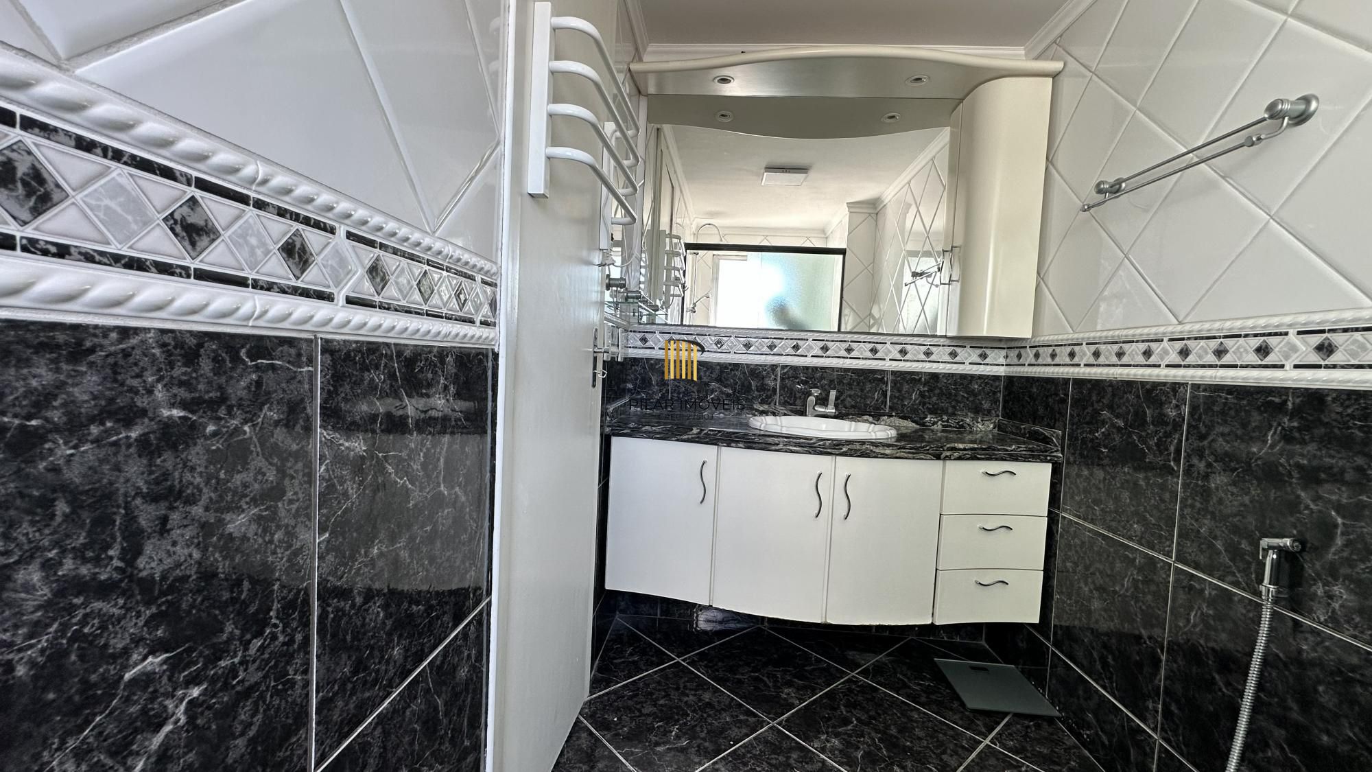 Apartamento com 02 dormitórios e vaga de garagem escriturada